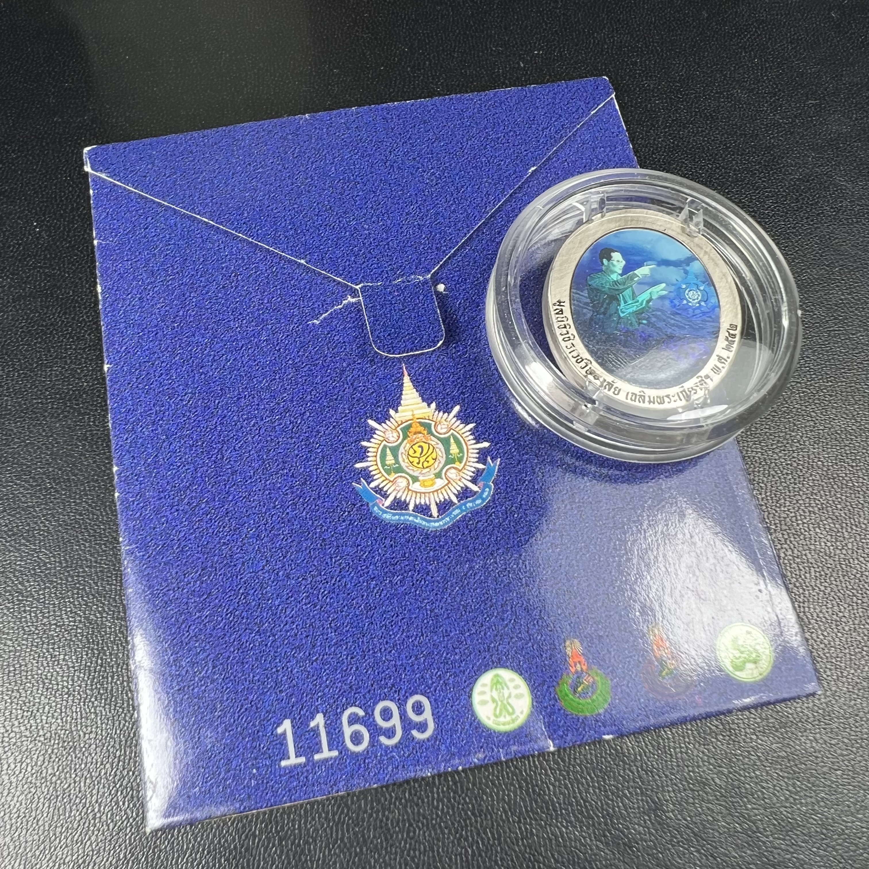เหรียญ ร.9 เฉลิมพระเกียรติ 72 พรรษา 3 มิติโฮโลแกรม(รุ่นแรก) เหรียญนิเกิ้ลเคลือบเงิน 999(ชุบเงินรมดำ)(ผลิตจากโรงงานกษาปณ์ฮูกานินทร์ ประเทศสวิสเซอร์แลนด์) (สภาพสวยเดิมพร้อมซองบรรจุเดิม)หมายเลข11699(เลขสวย)