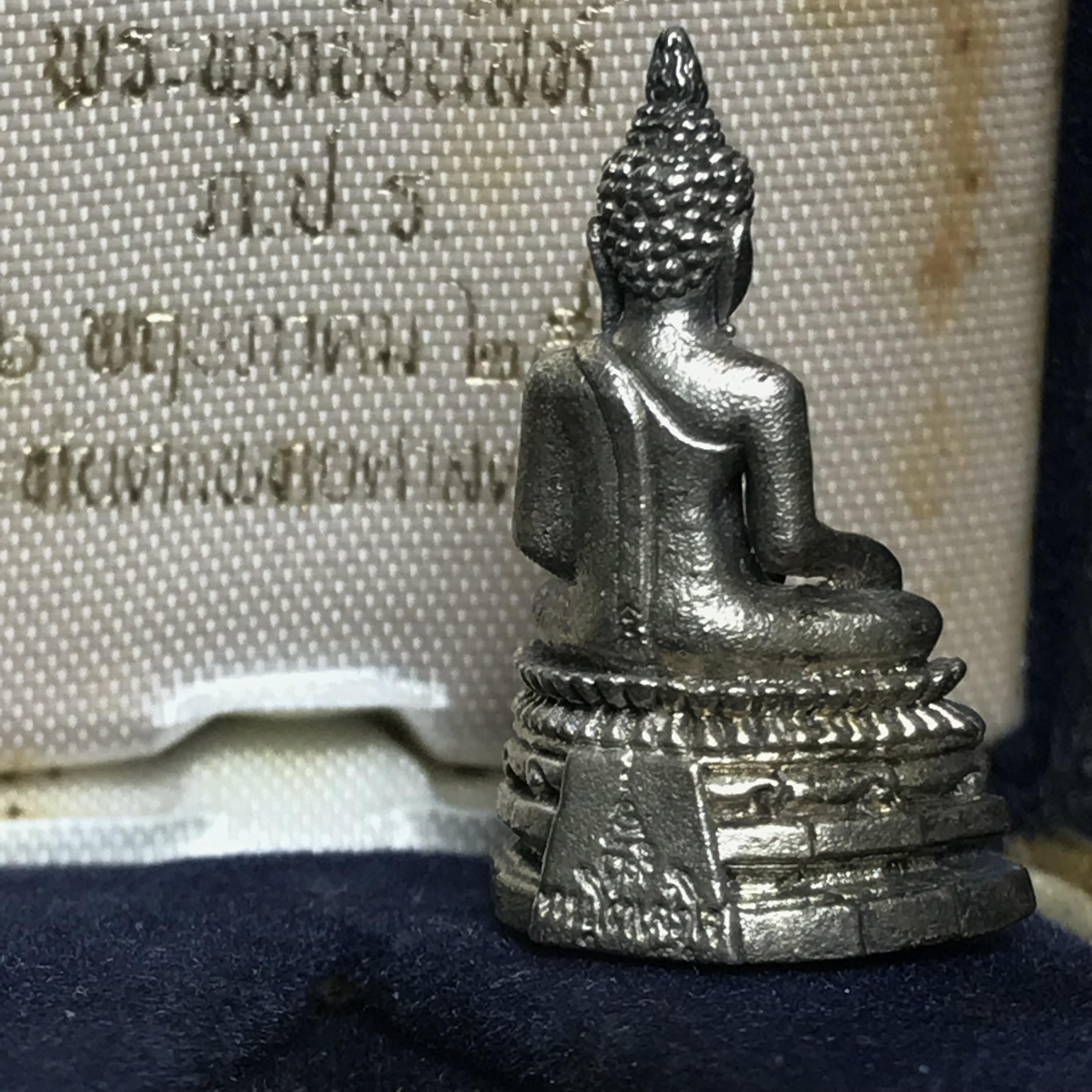 พระกริ่งพระพุทธชินสีห์ ภปร ทันโตเสฏโฐ ปี 2533 เนื้อเงิน (วัตถุมงคลหนึ่งเดียวที่บรรจุพระทนต์(ฟัน)ในหลวงรัชกาลที่9 พระราชทานให้จัดสร้าง)(1ใน1999องค์)