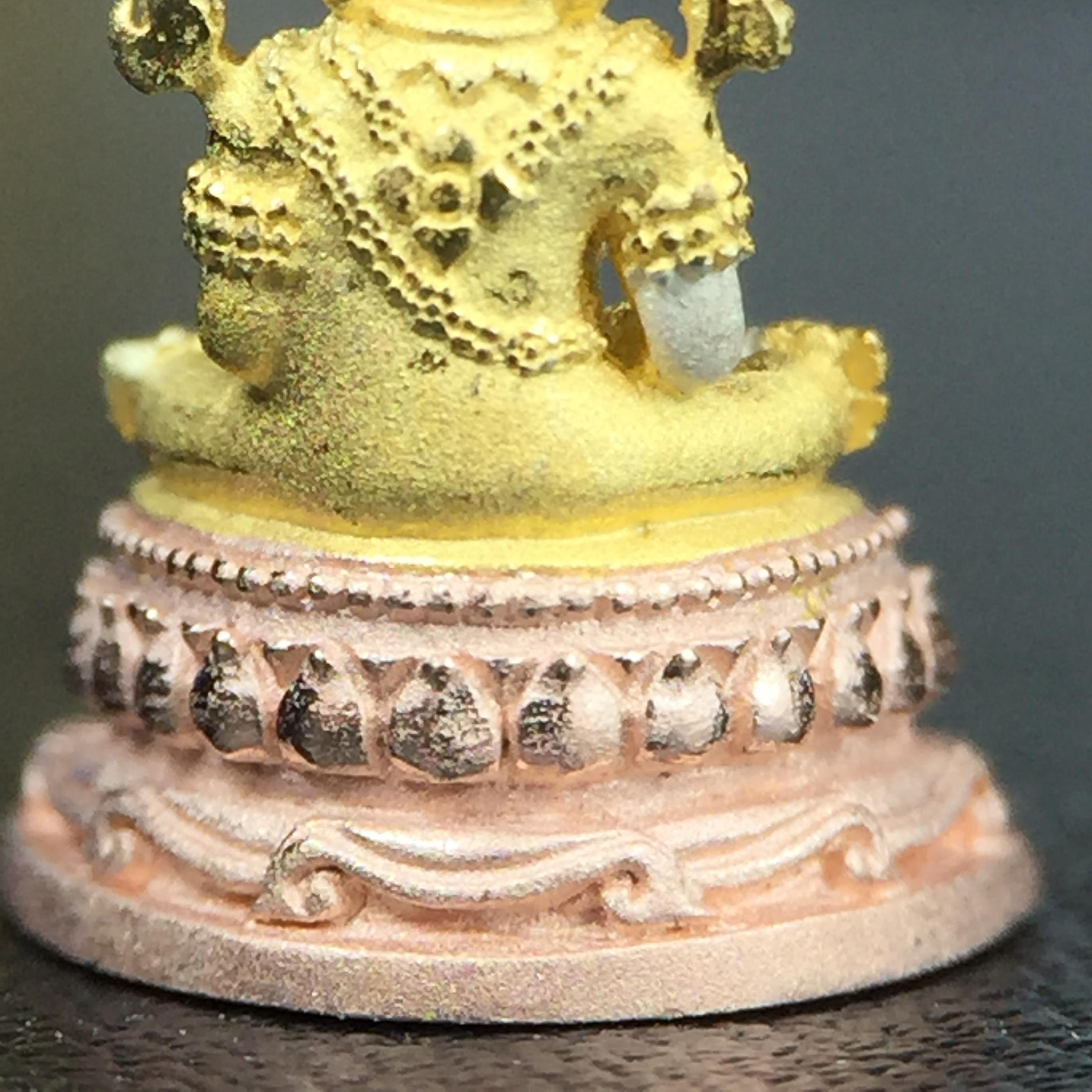 พระแก้วมรกต(จำลอง)ลอยองค์ ขนาดหน้าตัก 1/4 นิ้ว ทรงเครื่องฤดูร้อน เนื้อเงินสามกษัตริย์ ตราสัญลักษณ์ฉลองสิริราชสมบัติครบ 60 ปี พ.ศ.2549(สภาพสวย ครบ สมบูรณ์)