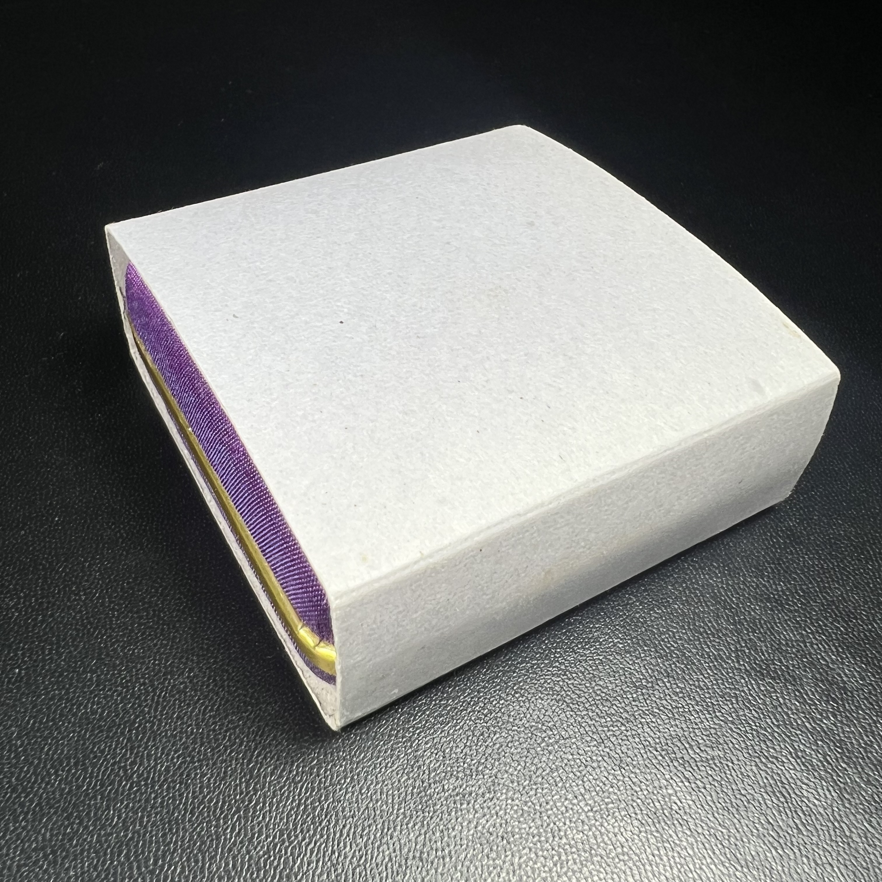 พระกริ่งพระพุทธนรสีห์ จปร.+ภปร. ครบรอบ 100 ปี ธนาคารไทยพาณิชย์ เนื้อนวโลหะ ปี 2550 สมเด็จพระเทพรัตนราชสุดาฯ เสด็จเป็นองค์ประธานในพิธีเททอง(พุทธศิลป์งดงาม)ด้านหน้าฐานประดับด้วยตราสัญลักษณ์พระปรมาภิไธยย่อ "จปร" และ "ภปร" เคียงคู่กันเป็นค