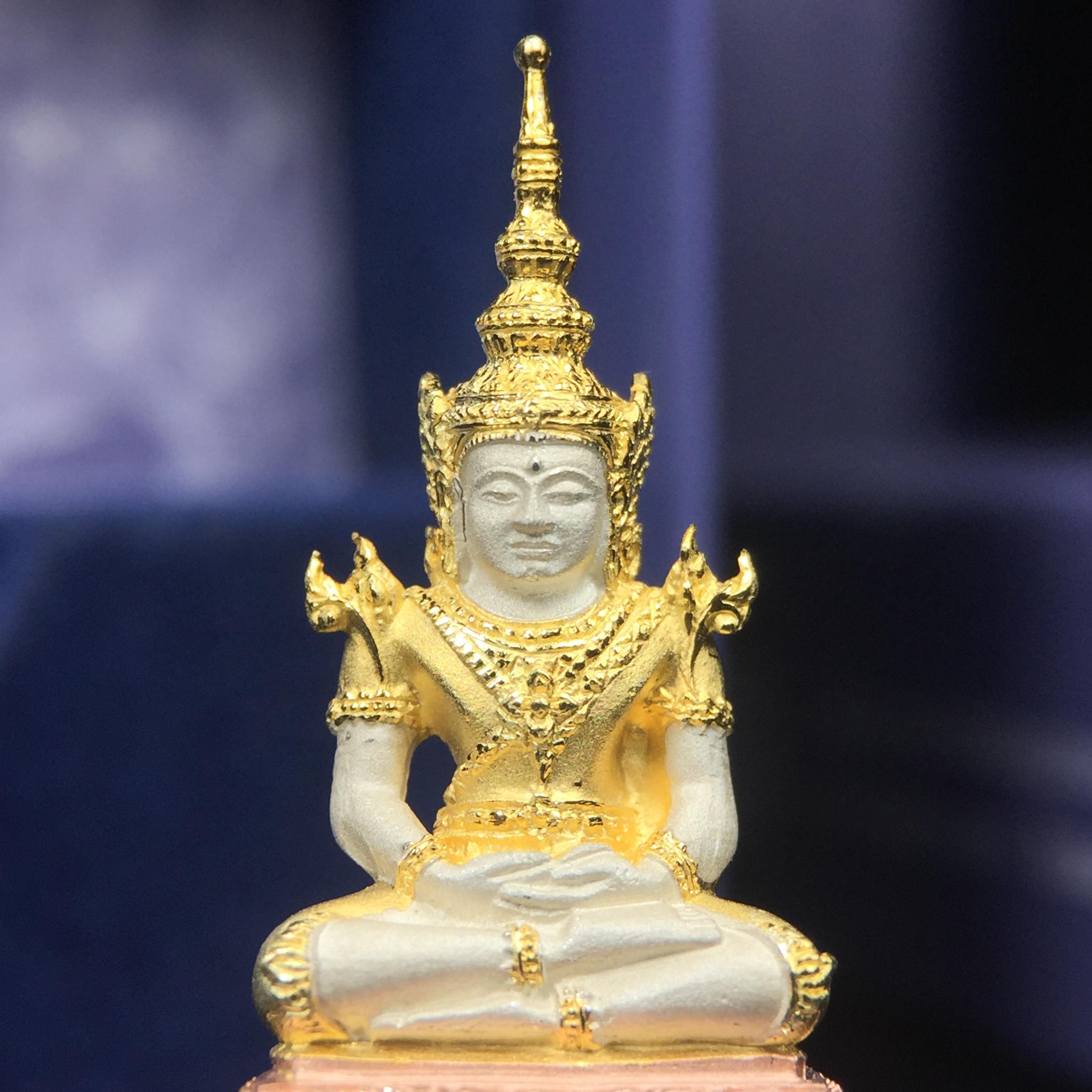 พระแก้วมรกต ภปร. ปี2547 จัดสร้างโดย รพ.ภูมิพลฯ เนื้อเงิน (3 กษัตริย์)ลอยองค์ หน้าตัก 1/2 นิ้ว งดงามทรงคุณค่าอีกหนึ่งรุ่นยอดนิยม หายาก(1ใน3000องค์)