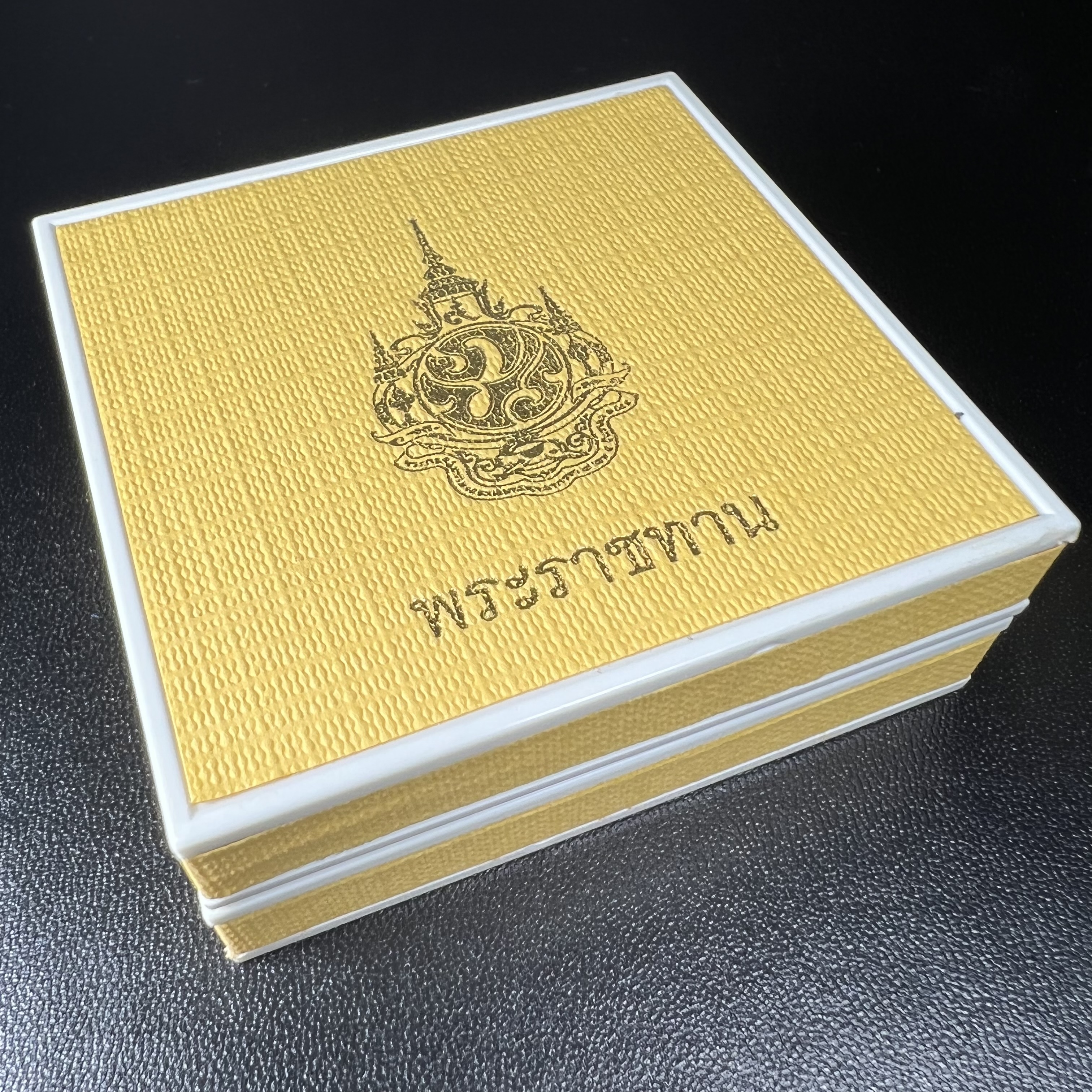 พระพุทธชินสีห์ หลังตรา ปรมาภิไธยย่อ ภปร. ในวโรกาสเฉลิมพระชมพรรษาในหลวงรัชกาลที่9 ครบ 7 รอบ และ ที่ระลึกสมโภชวัดบวรนิเวศวิหารครบ 175 ปี พ.ศ.2554 เหรียญเนื้อเงิน พิมพ์ใหญ่ ขนาดสูง 3.8 ซม. พร้อมกล่องบรรจุเดิมพระราชทาน(1 ใน 1585 เหรียญ)หายาก