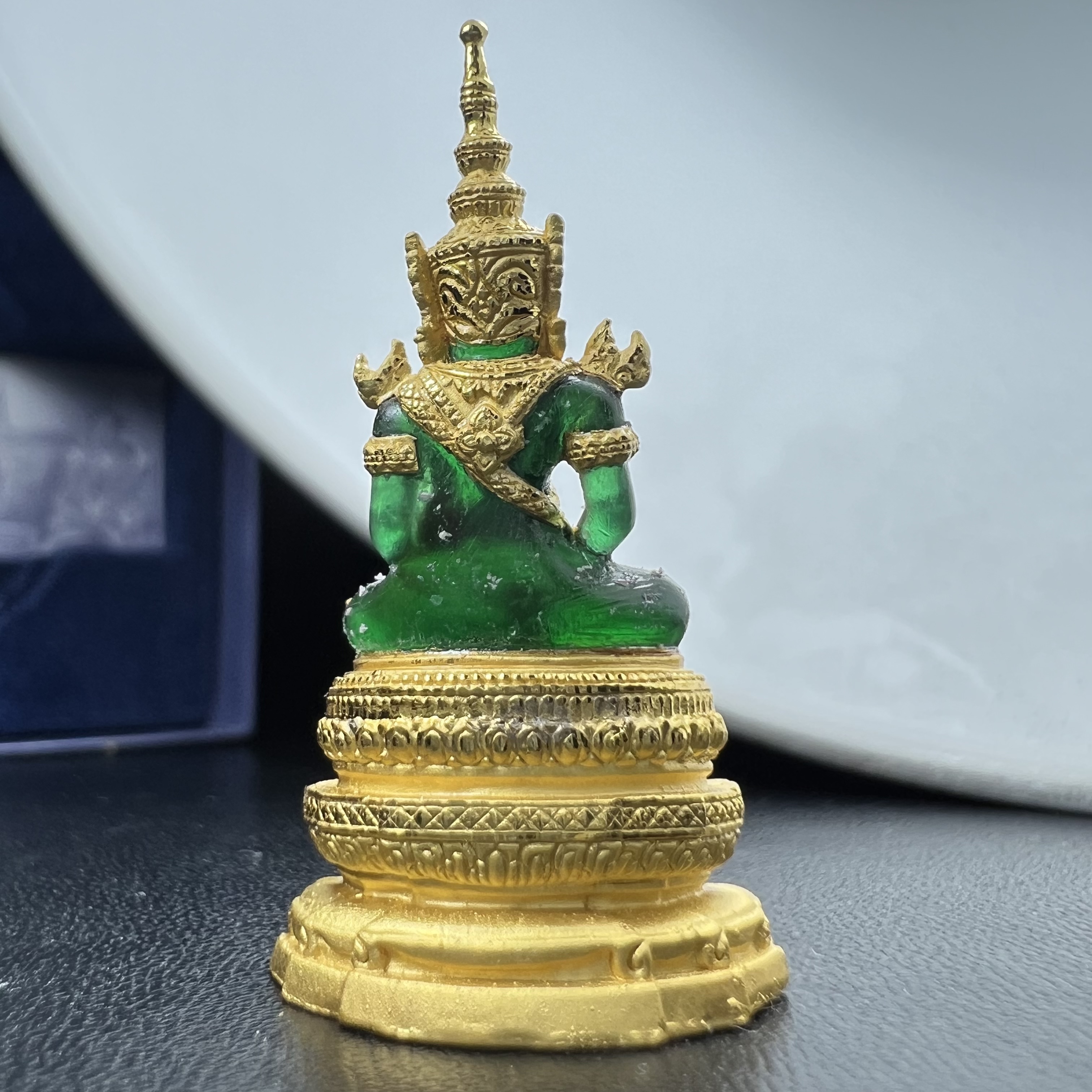 พระแก้วมรกต ภปร. จัดสร้างโดย รพ.ภูมิพลฯ ปี2547 ลอยองค์ขนาดหน้าตัก 1/2 นิ้ว เนื้อเรซิ่นหุ้มทองคำ99.99 งดงามทรงคุณค่าอีกหนึ่งรุ่นยอดนิยม หายาก