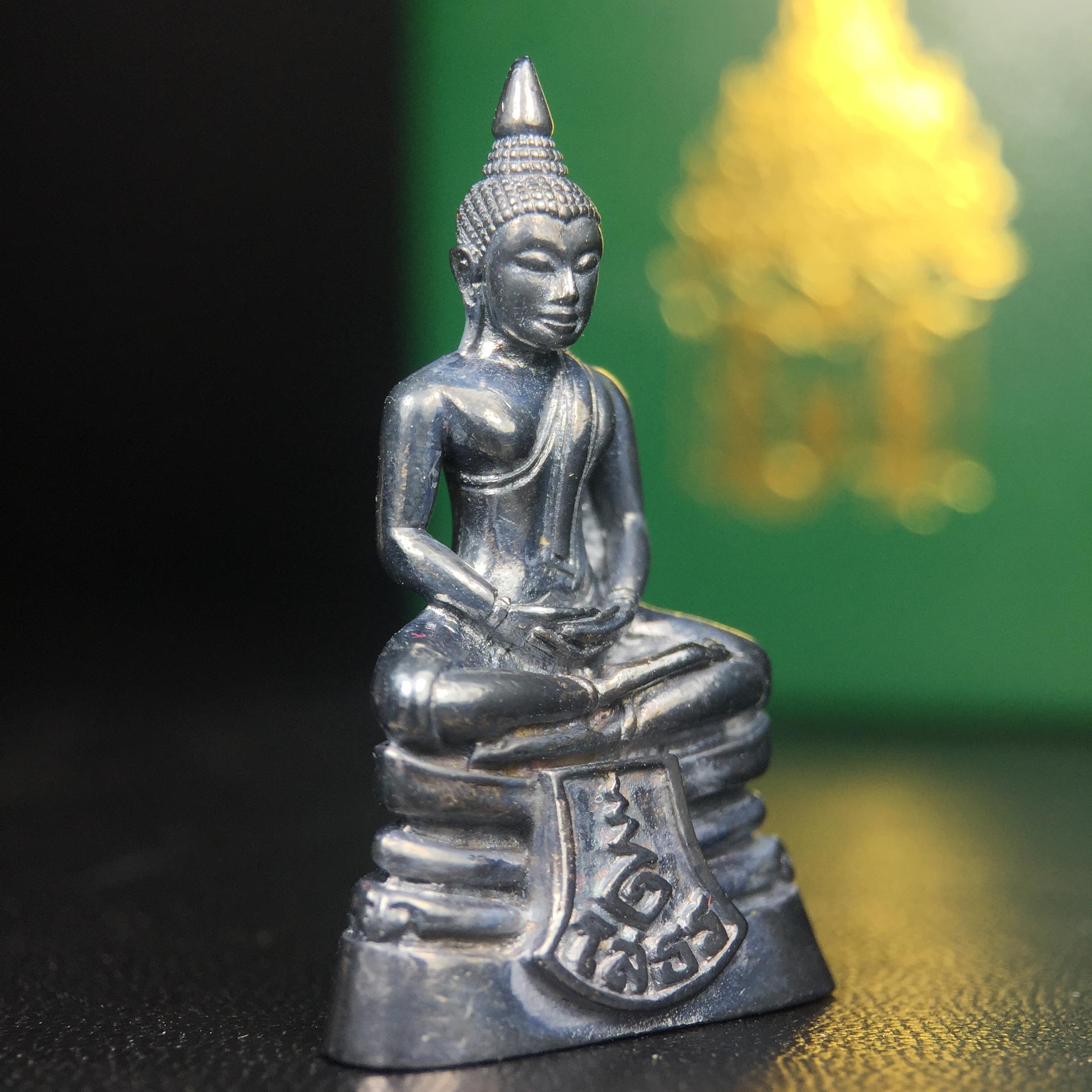 พระพุทธโสธร รุ่น กศก. 120 ปี เนื่องในโอกาสครบ 120 ปี กรมศุลกากร กระทรวงการคลัง จัดสร้าง ปี 2537 เนื้อเงินบริสุทธิ์ 99.9% ผิวขัดเงาลงดำ(งานบริษัท แพรนด้า จิวเวลรี่)สวยงดงาม ทรงคุณค่า