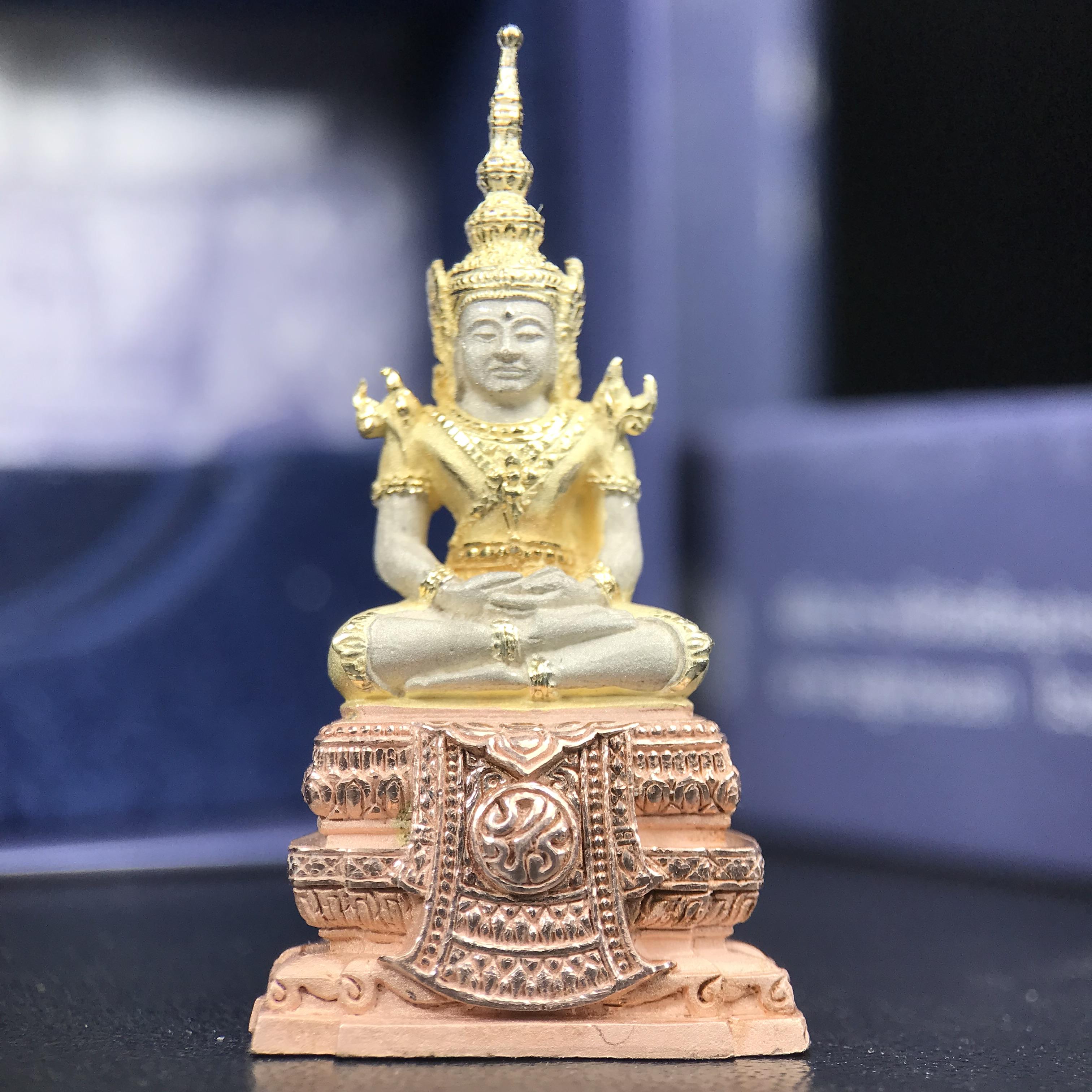 พระแก้วมรกต ภปร. ปี 2547 จัดสร้างโดยโรงพยาบาลภูมิพลอดุลยเดช เนื้อเงิน(3 กษัตริย์) ลอยองค์ หน้าตัก 1/2 นิ้ว สูง 3.7 ซม.พิธีมหามังคาภิเษก ณ พระอุโบสถวัดพระศรีรัตนศาสดาราม(วัดพระแก้ว) งดงามทรงคุณค่าอีกหนึ่งรุ่นยอดนิยม หายาก(องค์หมายเลข ๒๑๓๐)