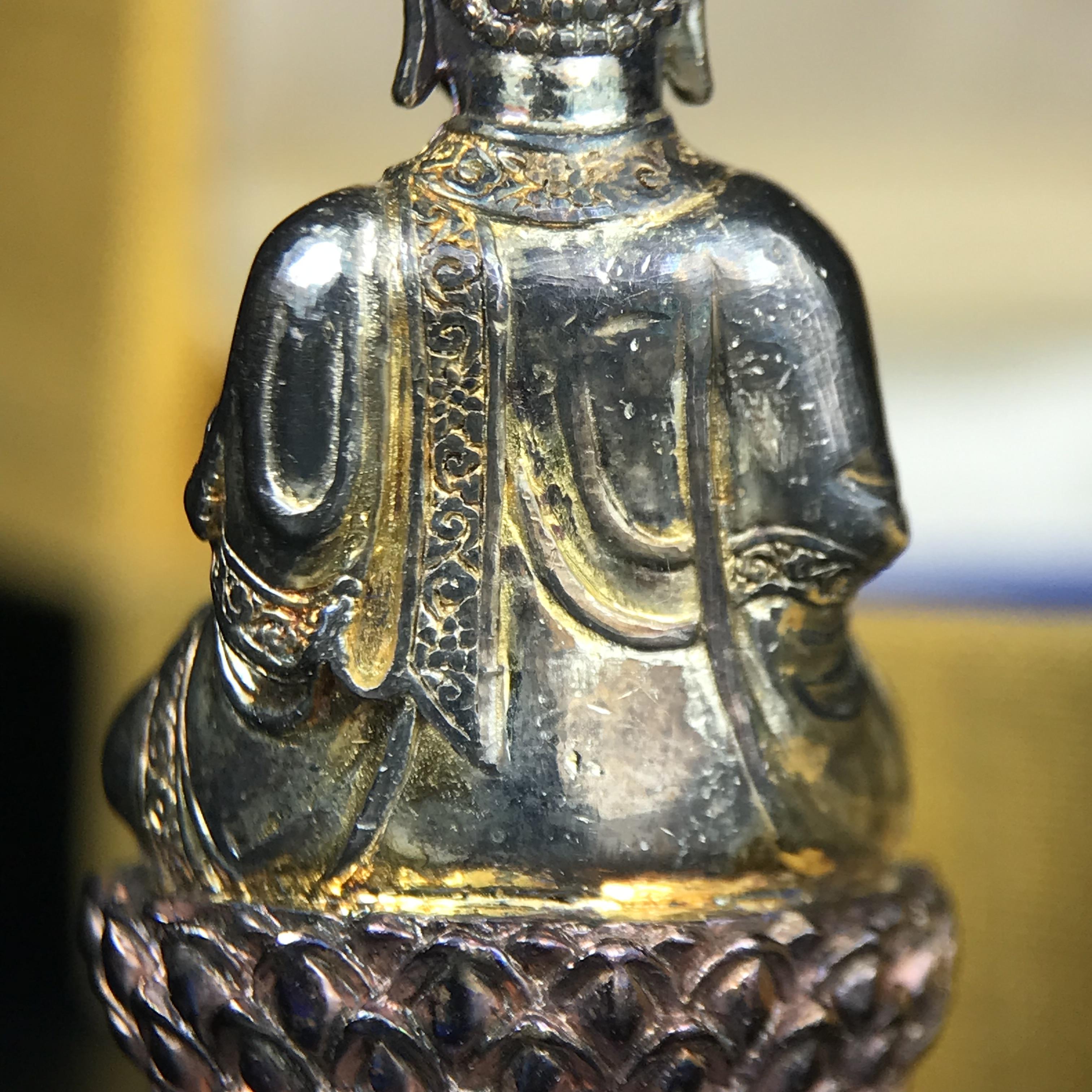 พระกริ่งจีน "ต้าเยิ่นถะ" ชุดกาญจนาภิเษกครองราชย์ 50 ปี วัดบวรนิเวศวิหาร ปี 2538 เนื้อเงินสามกษัตริย์ 99.99% สูง 3.8 ซม. (สภาพผิวสวยเดิมติดรุ้งๆ พิธีใหญ่ พุทธศิลป์งดงาม) สภาพสวยเดิมพร้อมกล่องบรรจุเดิม ***ตอกโค๊ดหมายเลข ๖๒๙๒***