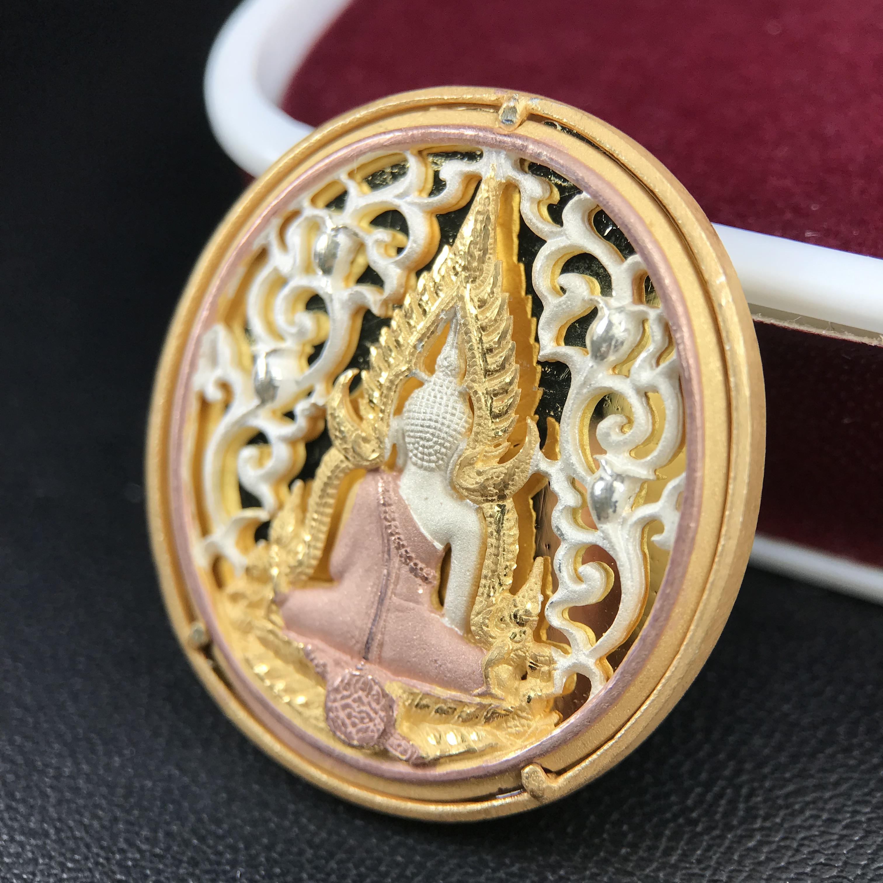 พระพุทธชินราช รุ่น ประวัติศาสตร์ มูลนิธิเพื่อตำรวจไทยจัดสร้าง ปี 2562 เนื้อเงินชุบสามกษัตริย์ขัดเงา พิมพ์เหรียญรูปไข่ฉลุลายไทย พิมพ์ใหญ่ พระพุทธชินราช แบบจิวเวอร์รี่(ขนาดสูง 2.9 ซม.)(สภาพสวยซีนซองเดิม กล่องบรรจุเดิมครบสมบูรณ์)(เลขเรียงสวย องค์หมายเลข 123)