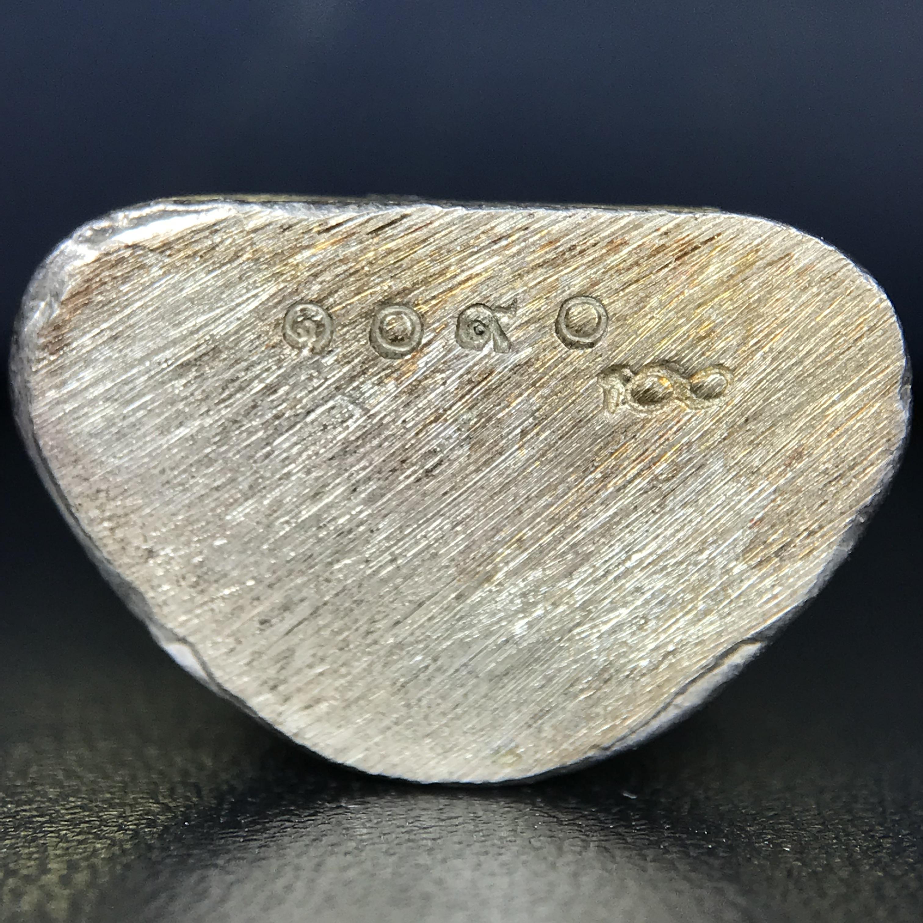 พระกริ่งพระพุทธนรสีห์ จปร.+ภปร. ครบรอบ 100 ปี ธนาคารไทยพาณิชย์ ปี 2550 พระกริ่งเนื้อเงิน(หายาก)(พุทธศิลป์งดงาม)ด้านหน้าฐานประดับด้วยตราสัญลักษณ์ "จปร" และ "ภปร" (องค์เนื้อเงินสร้างน้อย พบเจอน้อยหายาก)1 ใน 2500 องค์