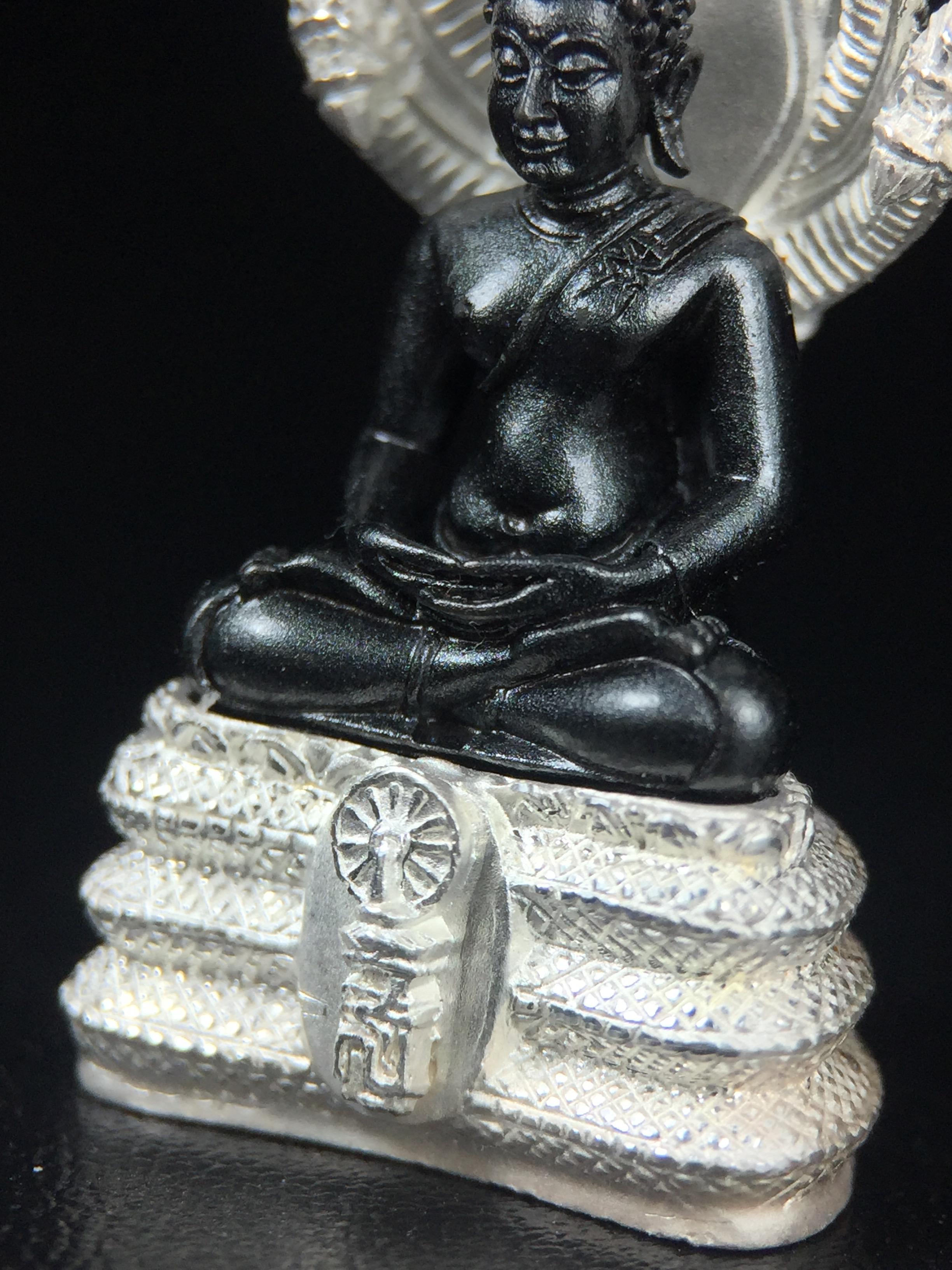 พระนาคปรก สธ. รุ่นสร้างพระอุโบสถเฉลิมพระเกียรติ 4 รอบ 84 พรรษา สมเด็จพระเทพรัตนราชสุดาฯ วัดบวรนิเวศวิหาร ปี 2543 พิมพ์ใหญ่ องค์พระเนื้อนวโลหะ ฐานนาคปรกเนื้อเงิน(สภาพ สวย )พิธีใหญ่ พุทธศิลป์งดงาม หายาก(องค์หมายเลขสวย ๘๓๕) (1 ใน 1999 องค์)