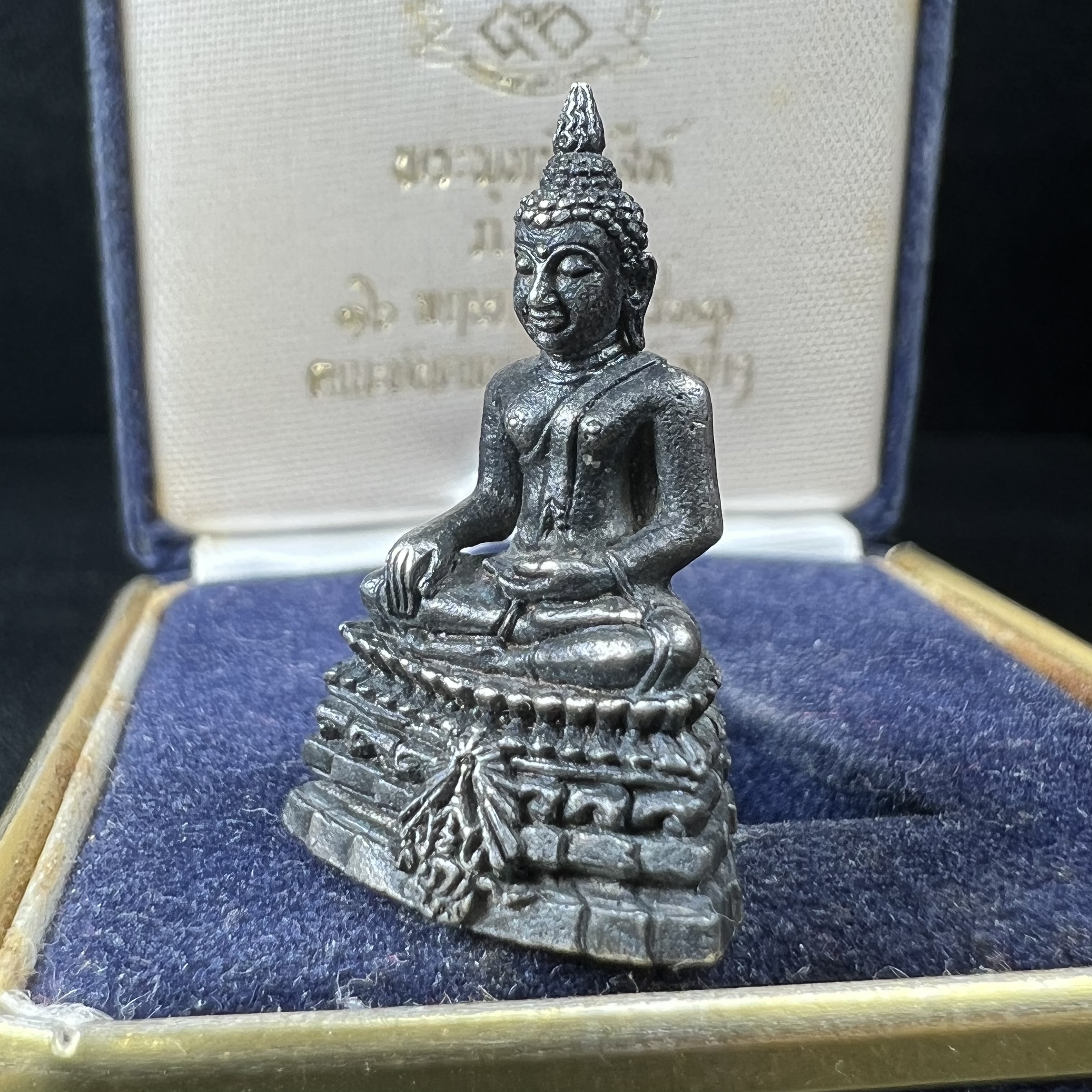 พระกริ่งพระพุทธชินสีห์ ภปร ทันโตเสฏโฐ ปี 2533 เนื้อเงิน (วัตถุมงคลหนึ่งเดียวที่บรรจุพระทนต์(ฟัน)ในหลวงรัชกาลที่9 พระราชทานให้จัดสร้าง)(1ใน1999องค์)