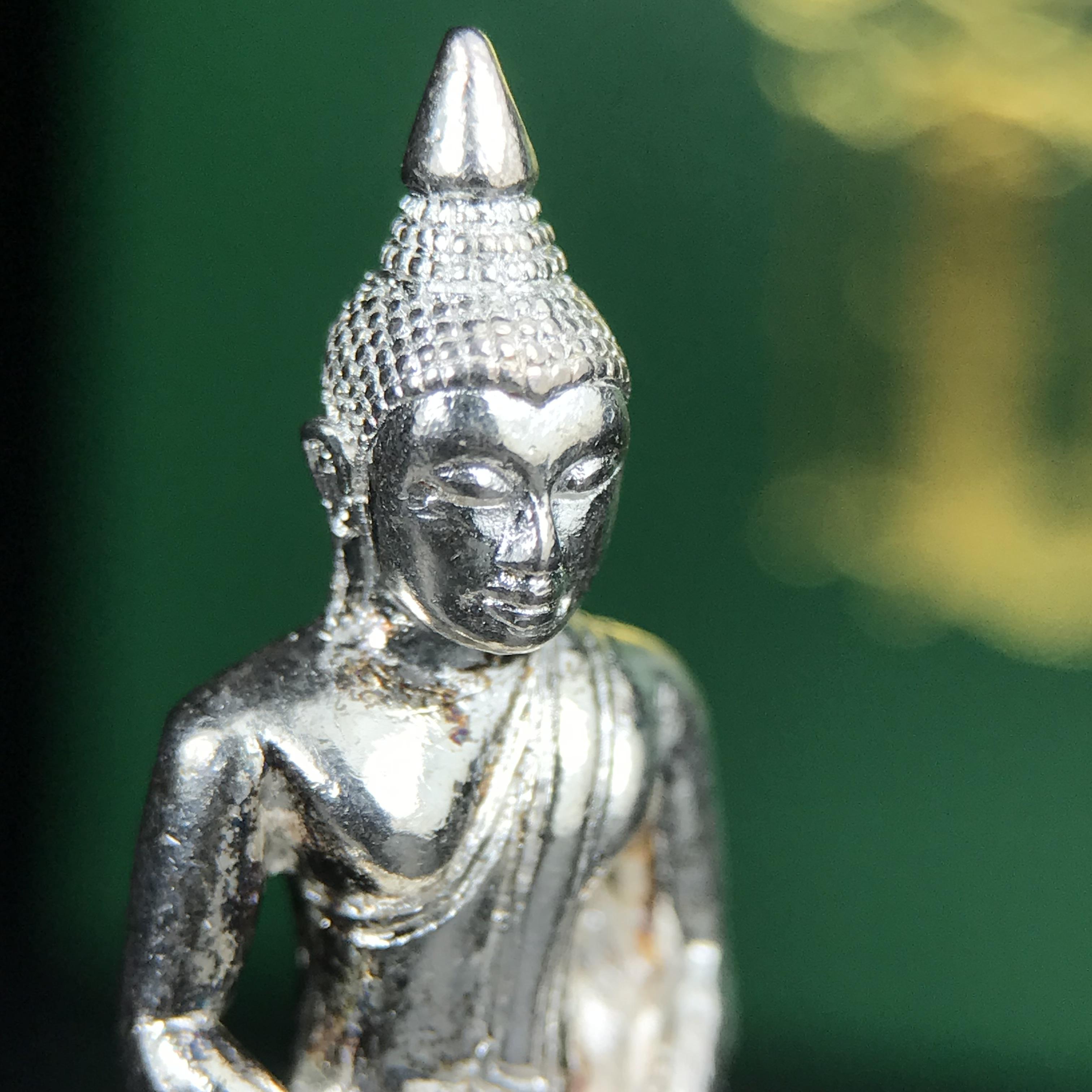 พระพุทธโสธร รุ่น กศก. 120 ปี เนื่องในโอกาสครบ 120 ปี กรมศุลกากร กระทรวงการคลัง จัดสร้าง ปี 2537 เนื้อเงินบริสุทธิ์ 99.9% ผิวขัดเงา(งานบริษัท แพรนด้า จิวเวลรี่)สวยงดงาม ทรงคุณค่า