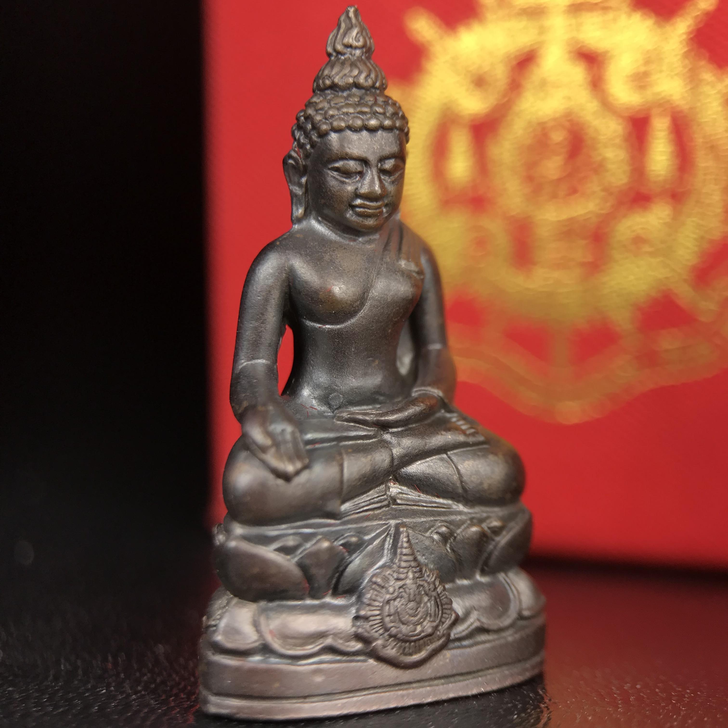 พระกริ่งไพรีพินาศ บรรจุเหล็กไหล ครั้งแรกและครั้งเดียวในประวัติศาสตร์ เฉลิมพระเกียรติ พระบาทสมเด็จพระเจ้าอยู่หัวรัชกาลที่9 พระชนมพรรษา 6 รอบ ปี2542 เนื้อนวโลหะผสมทองคำ(บรรจุเหล็กไหล)ดีนอก-ดีใน พิธีใหญ่ มวลสารเด่น (หายาก)