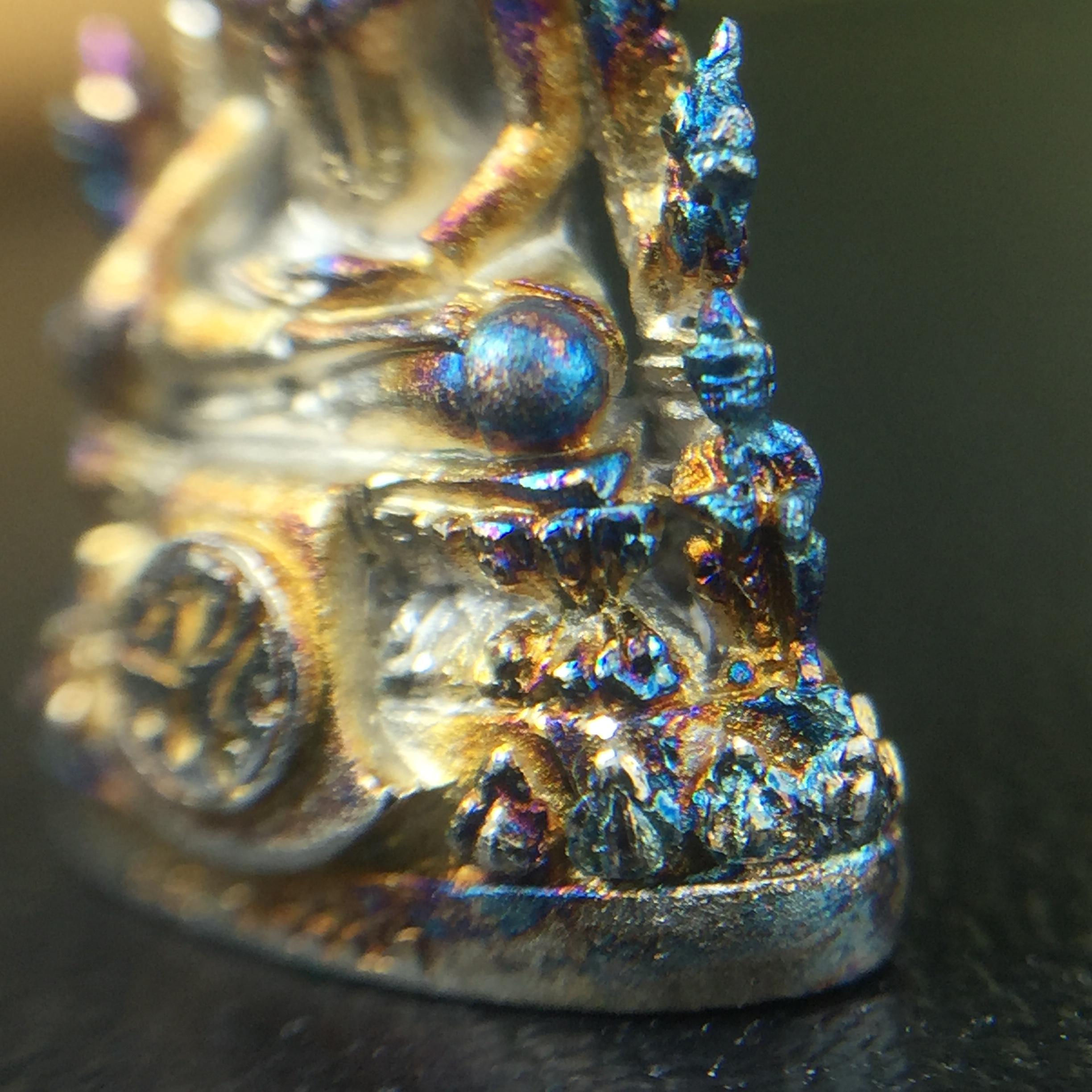 พระพุทธชินราช(จำลอง) ภปร. 84 พรรษา เนื้อเงินชุบทองคำขาว พิมพ์เล็กขนาดหน้าตัก 1/4 นิ้ว (สภาพผิวเดิมสวย ขึ้นสีรุ้งธรรมชาติ แบบนิยม)(พระราชทานมวลสาร จิตรลดาและเส้นพระเจ้า(เส้นผม))