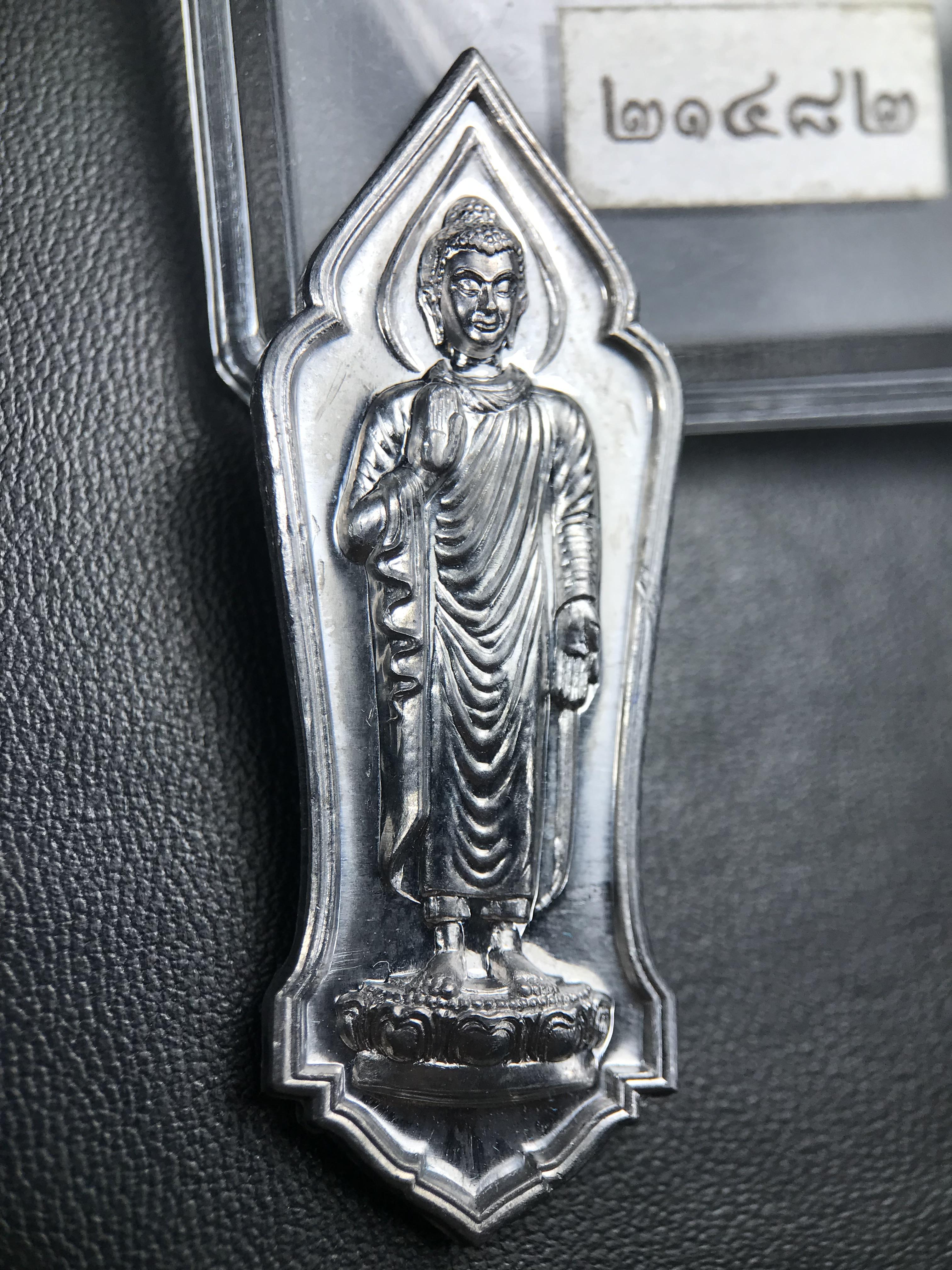 เหรียญที่ระลึกพระพุทธเมตตาประชาไทยไตรโลกนาถคันธารราฐอนุสรณ์ หลัง ภปร. และ สก. วัดทิพย์สุคนธาราม จ.กาญจนบุรี ปี 2558 เนื้อชิน(ตะกั่ว) ขนาดสูง 4.6 ซม. ที่ระลึก ร.9 พระชนมพรรษาครบ 7 รอบ และ สมเด็จพระราชินี พระชนมพรรษา 80 พรรษา พิธีใหญ่