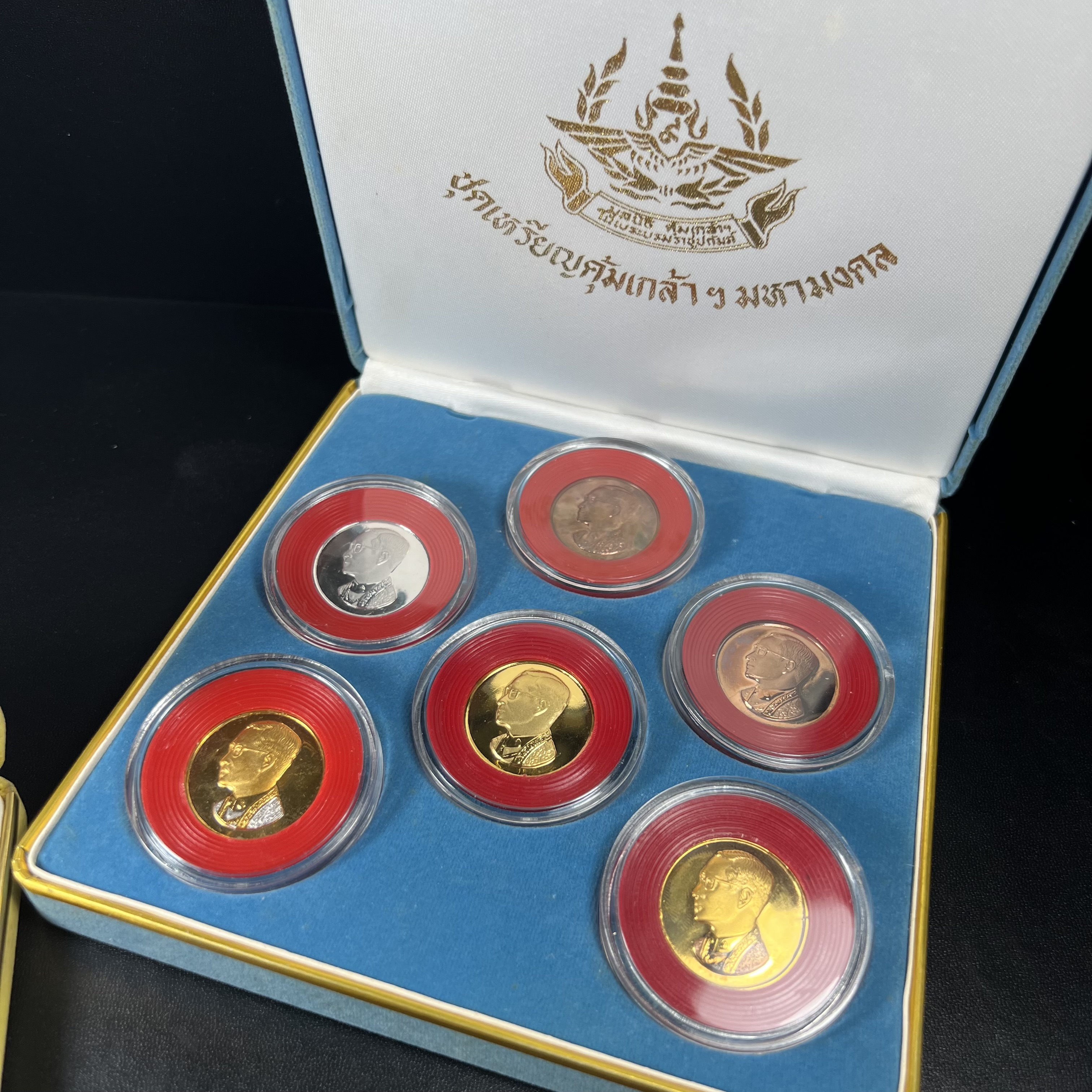 วัตถุมงคลคุ้มเกล้าฯ มหามงคลเฉลิมพระชนมพรรษา 6 รอบ รัชกาลที่ 9 ชุดพิเศษกรรมการ(หายาก) (ในหลวงรัชกาลที่9 ทรงจุดไฟพระฤกษ์และเททอง พิธีใหญ่)ยอดนิยมหายาก