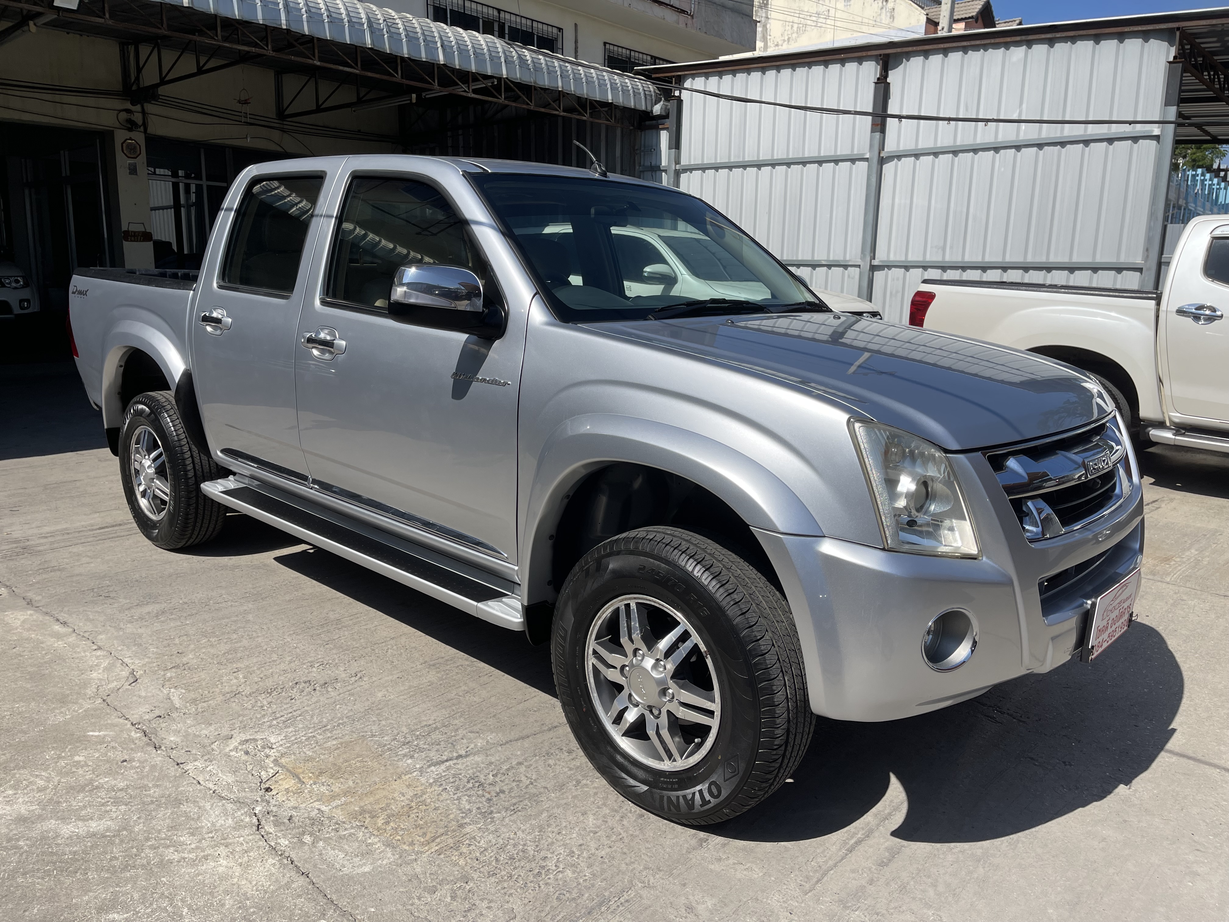 Isuzu Dmax 4ประตู Hilander 2.5 Abs Navi 2011 เงิน