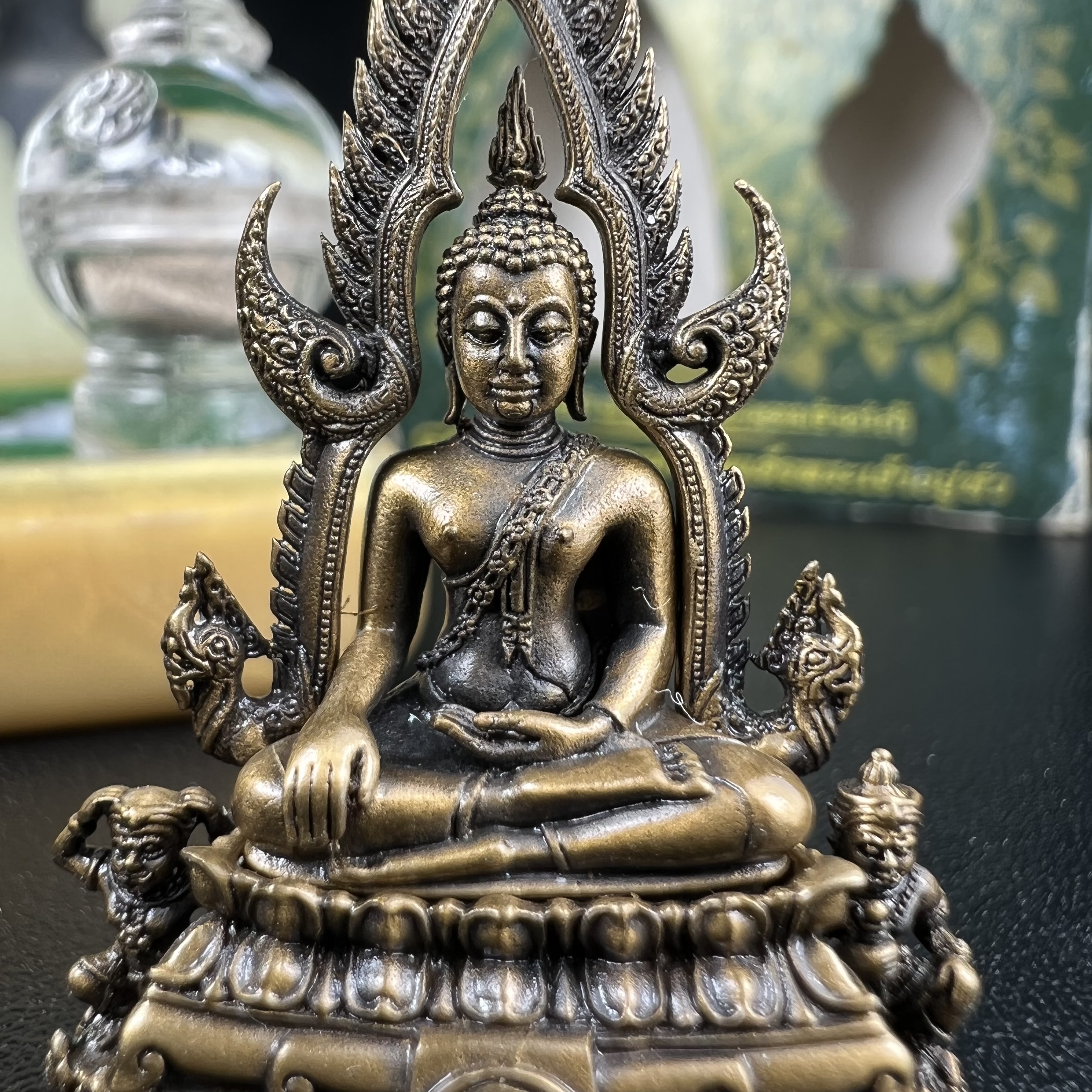 พระพุทธชินราช(จำลอง) ภปร 84 พรรษา เนื้อบรอนซ์รมดำซาติน พิมพ์กลางขนาดหน้าตัก 1/2 นิ้ว )(พระราชทานมวลสาร จิตรลดาและเส้นพระเจ้า(เส้นผม)รัชกาลที่9)