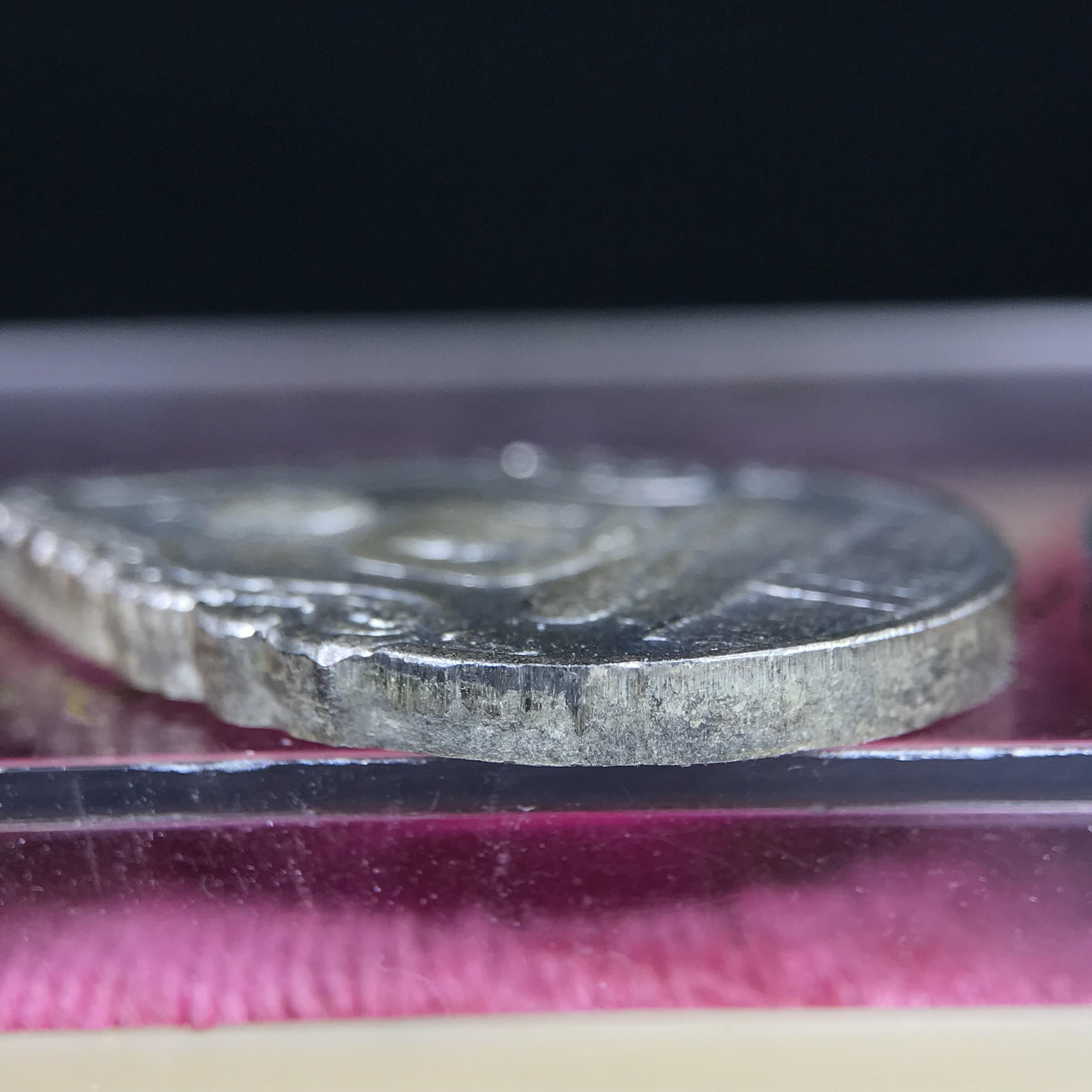 เหรียญพระแก้วมรกตหลัง ภปร. ฉลองกรุงรัตนโกสินทร์ครบ 200 ปี พ.ศ.2525 เนื้อเงิน(ผิวเดิมสวย)กล่องบรรจุเดิมครบ 3พิมพ์ ร้อน ฝน หนาว(บล็อกแรกไม่มีพระราชศรัธานิยม)(ในหลวงรัชกาลที่9 เสด็จในพิธี)พระคู่บ้านคู่เมือง...พระดี...พิธีใหญ่(บล็อกแรกครบชุด ผิวเดิม หายาก)