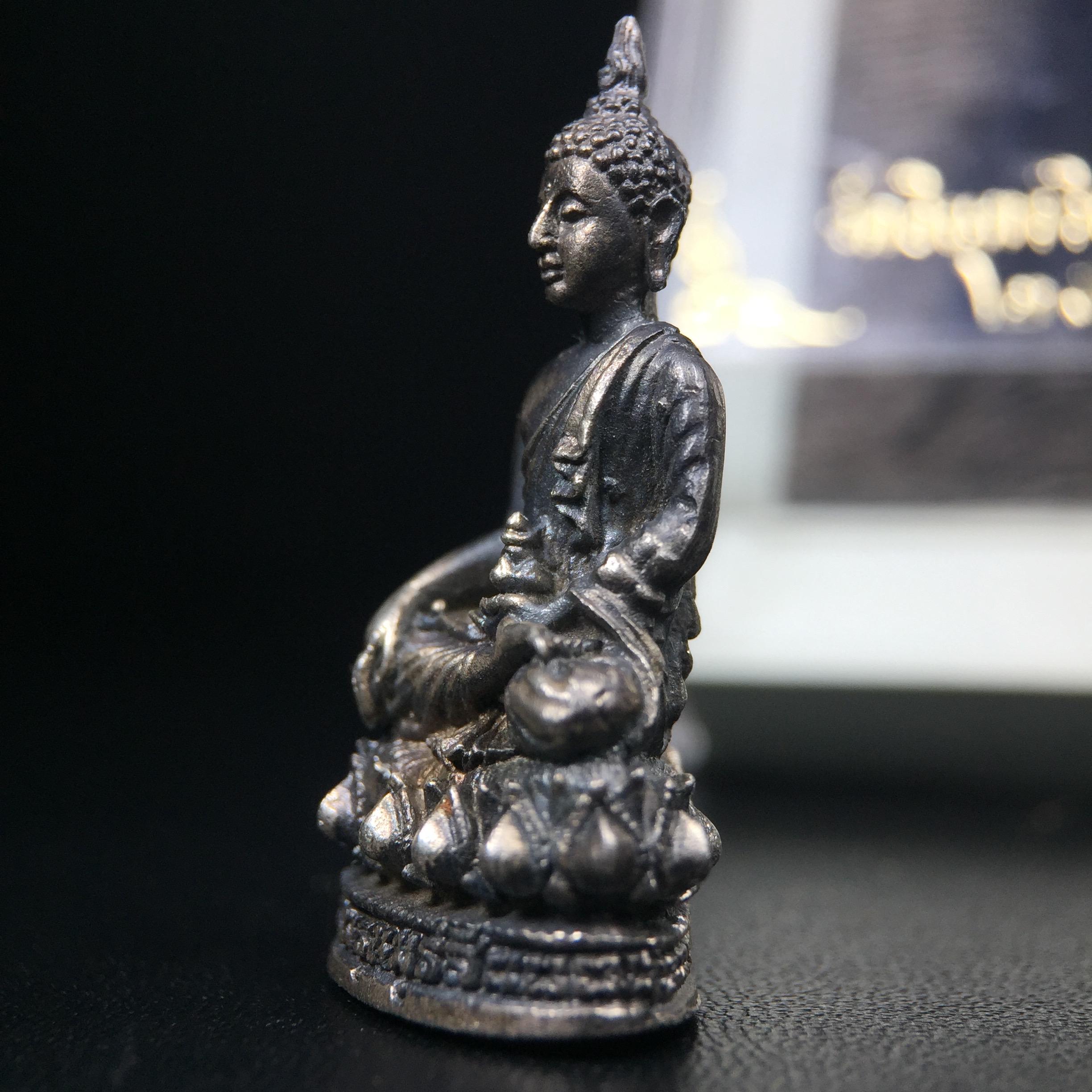 พระกริ่งพรหมรังสี อนุสรณ์ 190 ปี สมเด็จพระพุฒาจารย์ โต วัดอินทรวิหาร ปี2521 เนื้อเงิน(ผิวเดิมเข้มขลัง)พิธีมหาพุทธาภิเษกครั้งยิ่งใหญ่ พิธีสรรพสิทธิชัยไพรีพินาศมหามังคลาภิเษก หมายถึงฤกษ์การปลุกเสกที่เน้นด้านโชคลาภ มีชัยชนะต่อศัตรูการค้า การงาน(รุ่นนี้แนะนำ)