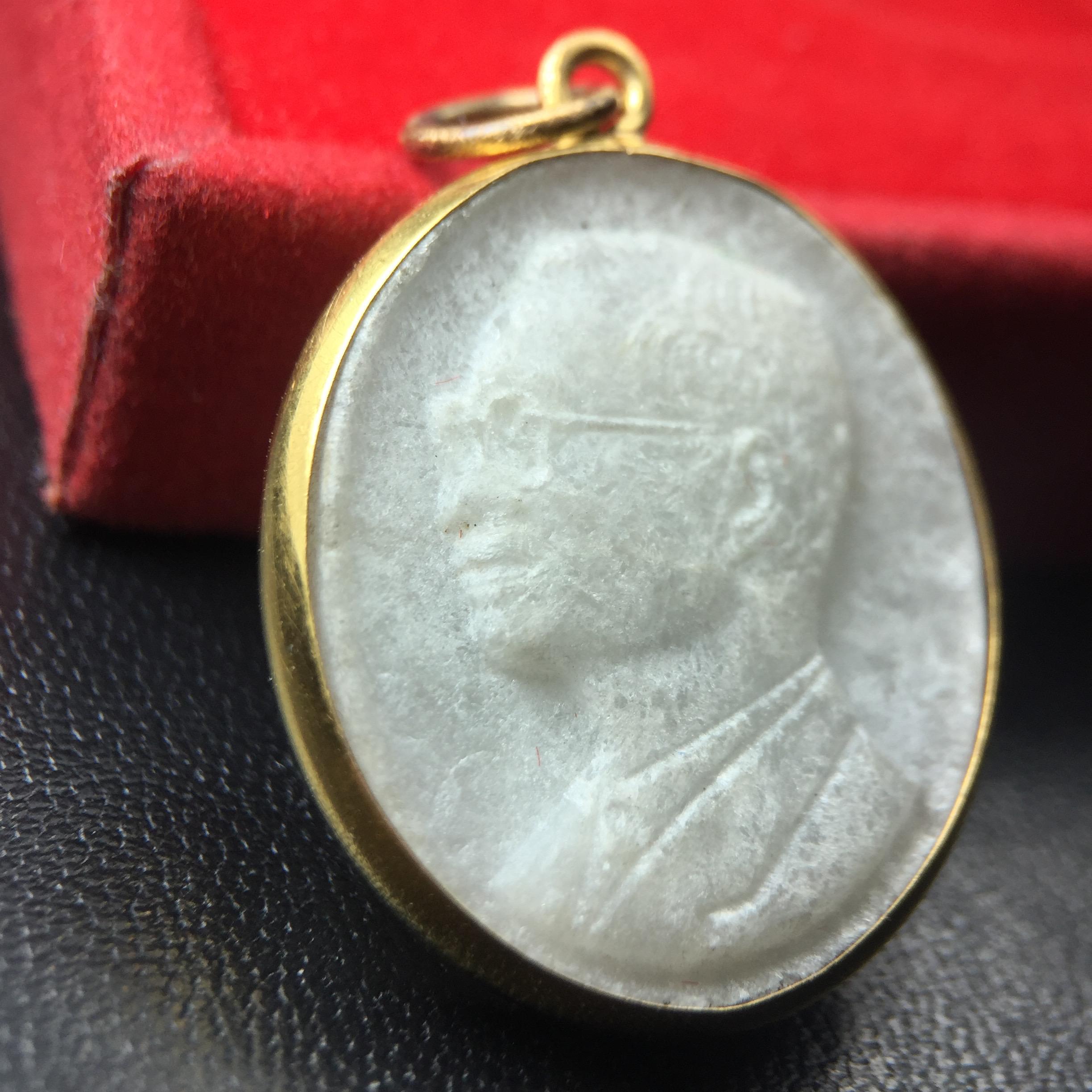 พระบรมฉายาลักษณ์ ร.9 เหรียญหยกรูปไข่เลี่ยมทองคำแท้(งานเลี่ยมเดิมจากผู้จัดสร้าง เฉลิมพระเกียรติ 72 พรรษา ภูมิพลมหาราช ปี 2542 (อีกหนึ่งวัตถุมงคลที่ระลึกของพระองค์ท่านที่พบเจอหายากมากในปัจจุบัน)