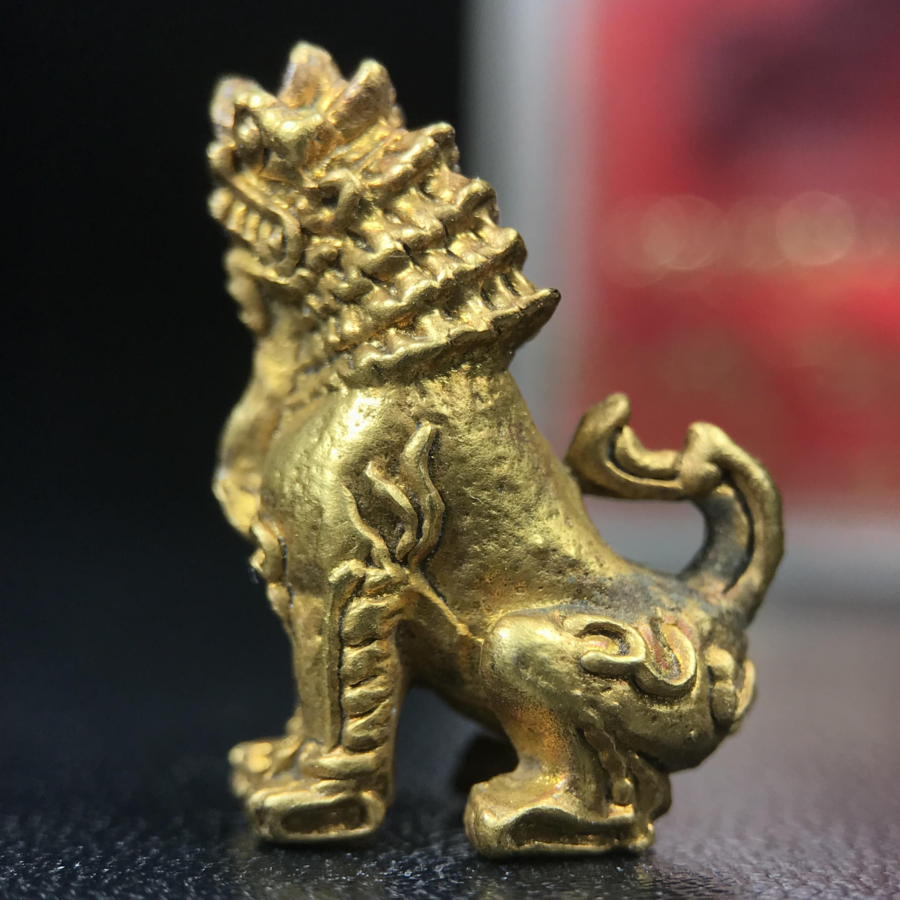 สิงห์เจ้าพ่อดำ วัดบุพพาราม จ.เชียงใหม่ ปี 2518 เนื้อกะไหล่ทอง(ตอก 2 โค๊ต)หายาก(สภาพผิวเดิมสวยเดิมกล่องครบ) สิงห์รุ่นนี้มีพิธีดีมีเกจิอาจารย์ที่ร่วมปลุกเสกมากมาย****เครื่องราง ที่พระบาทสมเด็จพระเจ้าอยุ่รัชกาลที่ ๙ ทรงเสด็จฯประกอบพิธีด้วยพระองค์เอง