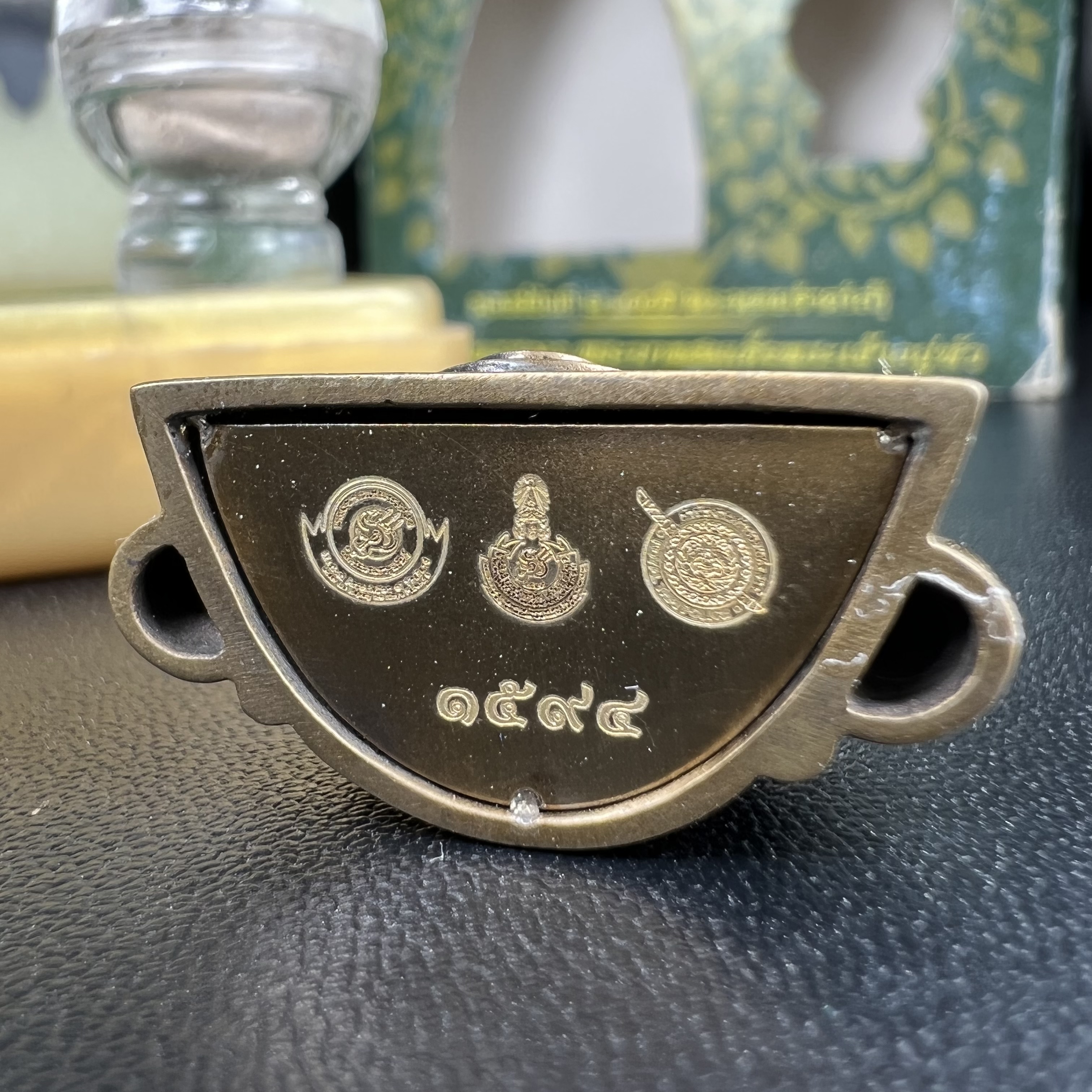 พระพุทธชินราช(จำลอง) ภปร 84 พรรษา เนื้อบรอนซ์รมดำซาติน พิมพ์กลางขนาดหน้าตัก 1/2 นิ้ว )(พระราชทานมวลสาร จิตรลดาและเส้นพระเจ้า(เส้นผม)รัชกาลที่9)