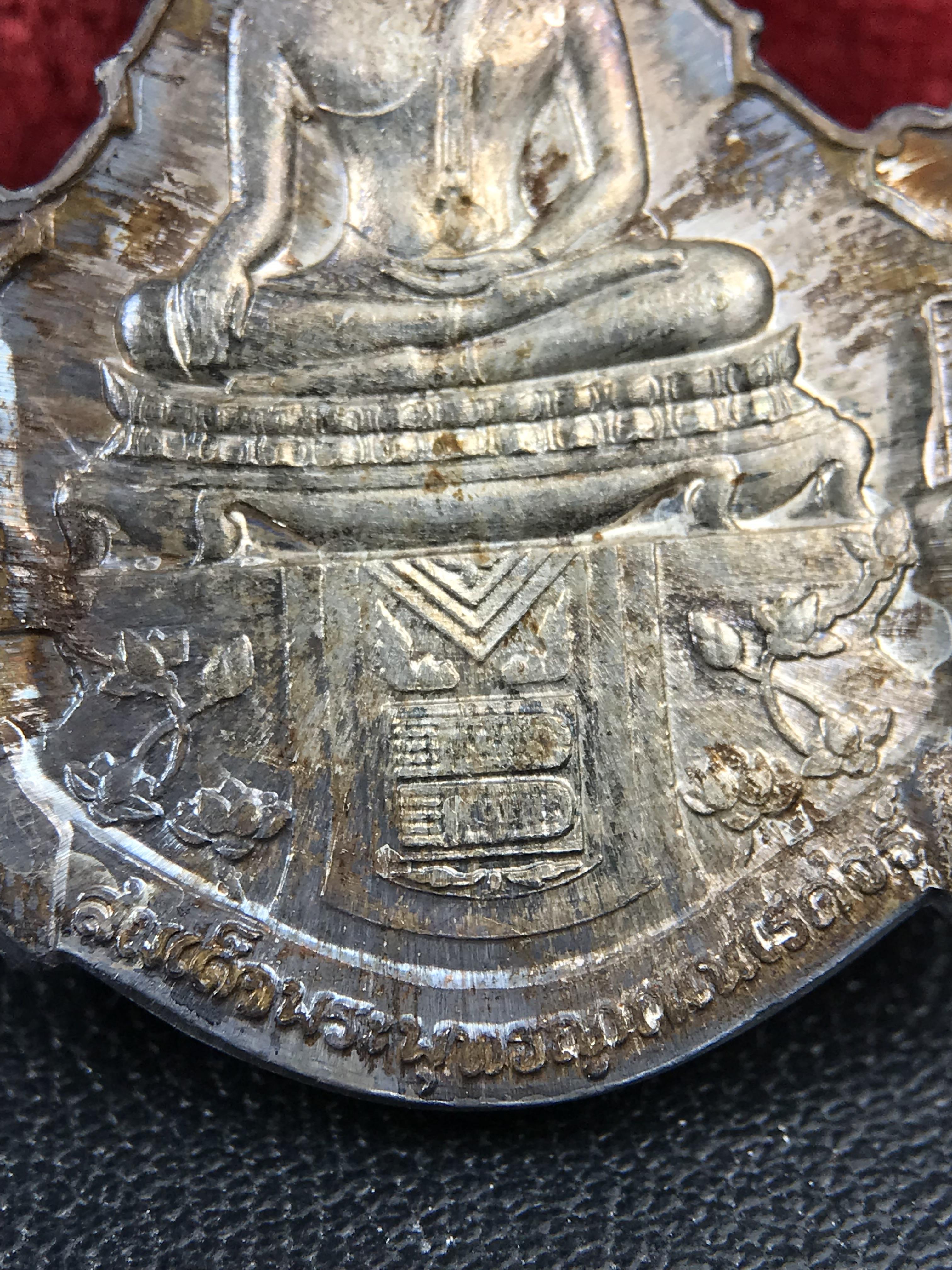 เหรียญพระพุทธญาณนเรศวร์ รุ่นแรก หลังพระปรมาภิไธย ภปร.และ สก.วัดญาณสังวราราม จ.ชลบุรี ปี 2527 เนื้อเงิน(ผิวเดิม ขึ้นรุ้งผิวน้ำทองกระจายทั่วเหรียญสวยมาก)ขนาด 2.3 x 3.8 ซม. พร้อมกล่องเดิม สมเด็จพระญาณสังวร ประธานในพิธีมหาพุทธาภิเษก(เนื้อเงินพบเจอน้อย หายาก)