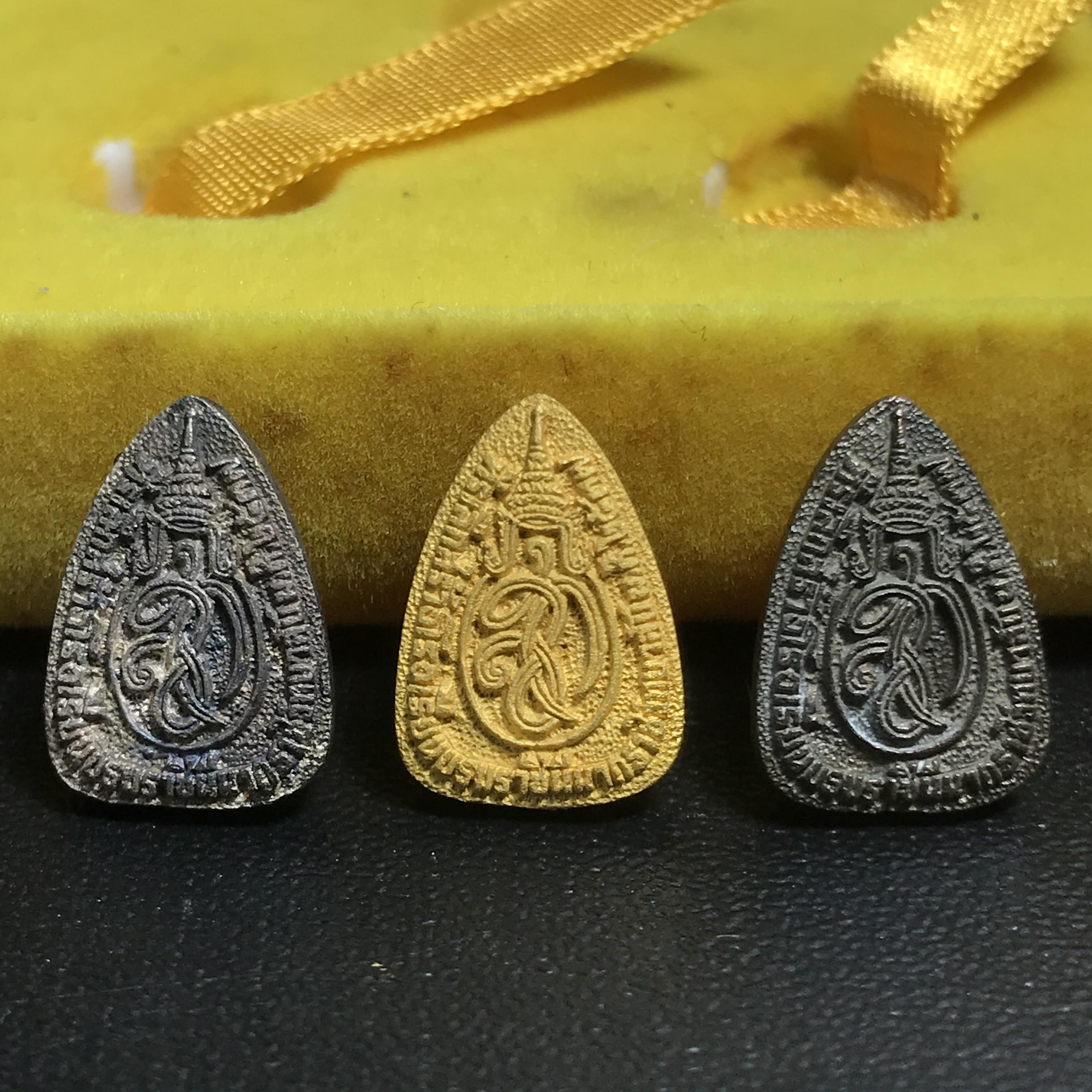 พระแก้วมรกต หลัง สก. รุ่น 60 พรรษามหาราชินี ปี 2537 ชุดกรรมการทองคำ พิมพ์เล็ก เหรียญหล่อทรงหยดน้ำครบชุดพร้อมกล่องบรรจุเดิม หายาก