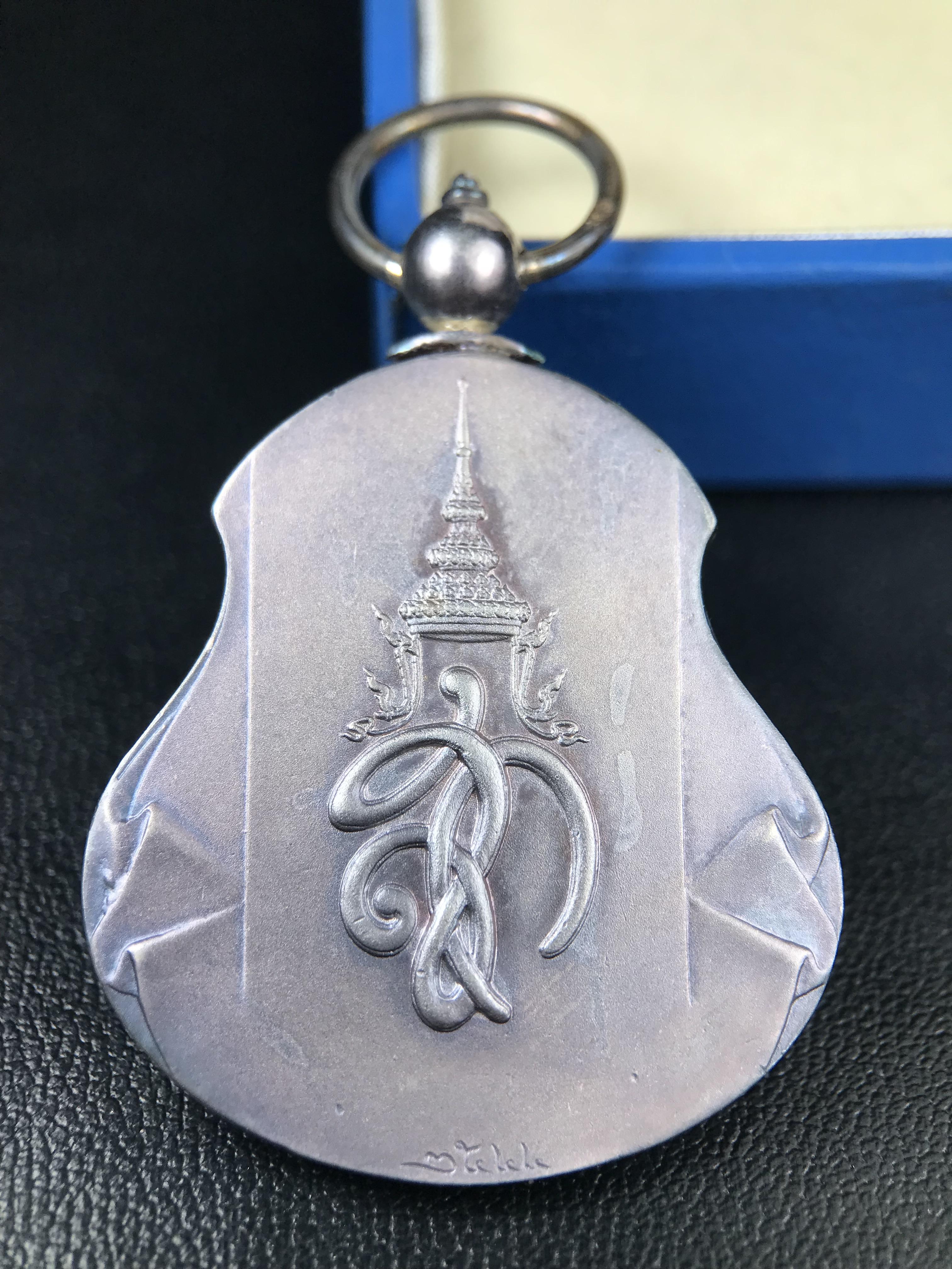 เหรียญหลวงปู่ทวด พระนามาภิไธย สก. แบบงานฉลุโบราณ(HAND MADE) ปี 2544 เนื้อเงิน(ผิวเดิมขึ้นสีรุ้งออกม่วงธรรมชาติสวยมาก) พิธีปลุกเสก ณ อุโบสถวัดช้างให้ และ พิธีมังคลาภิเษก ณ พระอุโบสถ วัดพระศรีรัตนศาสดาราม(วัดพระแก้ว) (1 ใน 2000 เหรียญ)พบเจอน้อยหายากมาก