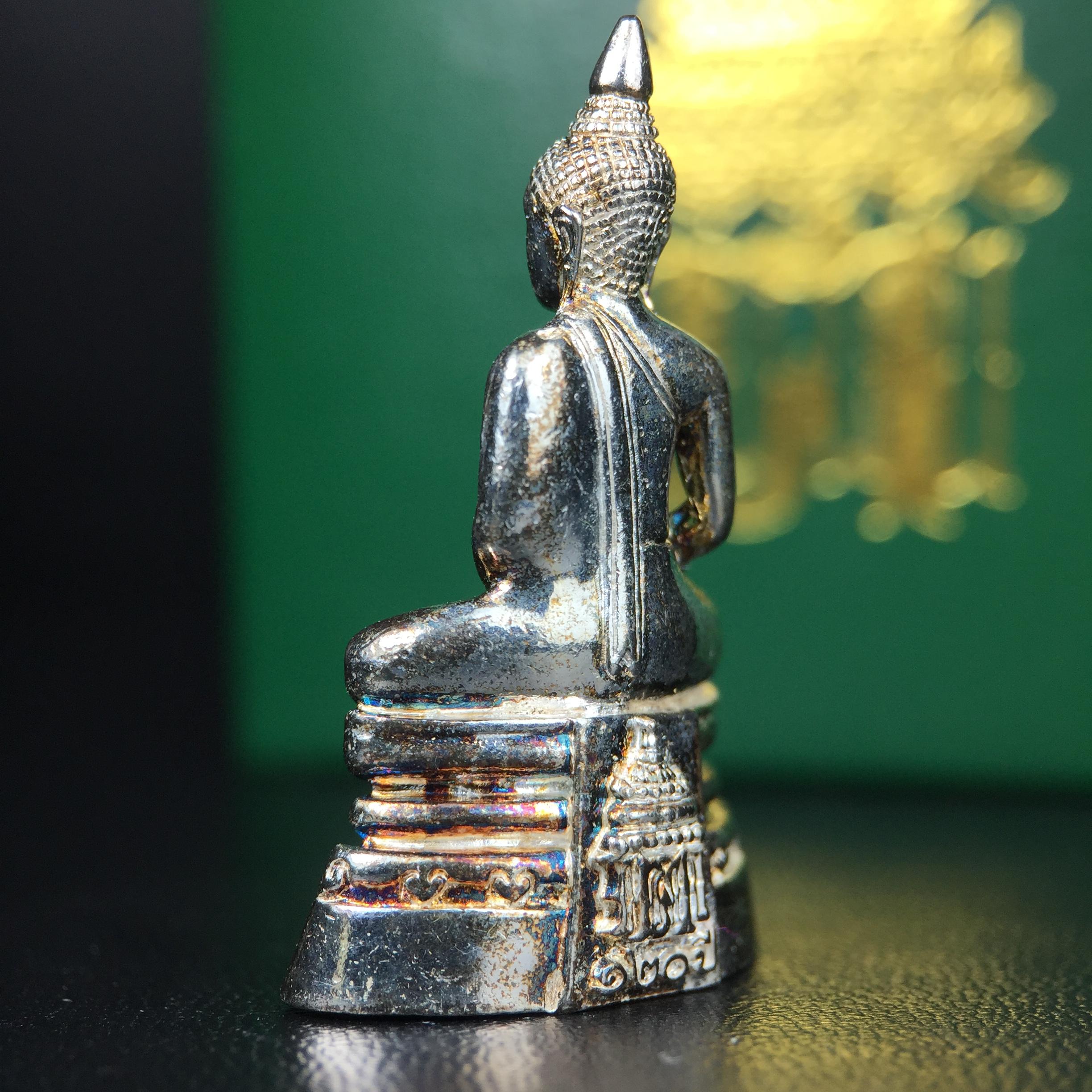 พระพุทธโสธร รุ่น กศก. 120 ปี เนื่องในโอกาสครบ 120 ปี กรมศุลกากร กระทรวงการคลัง จัดสร้าง ปี 2537 เนื้อเงินบริสุทธิ์ 99.9% ผิวขัดเงา(ขึ้นสีรุ้งธรรมชาติสวย)(งานบริษัท แพรนด้า จิวเวลรี่)สวยงดงาม ทรงคุณค่า สีสันที่ธรรมชาติสรรค์สร้าง