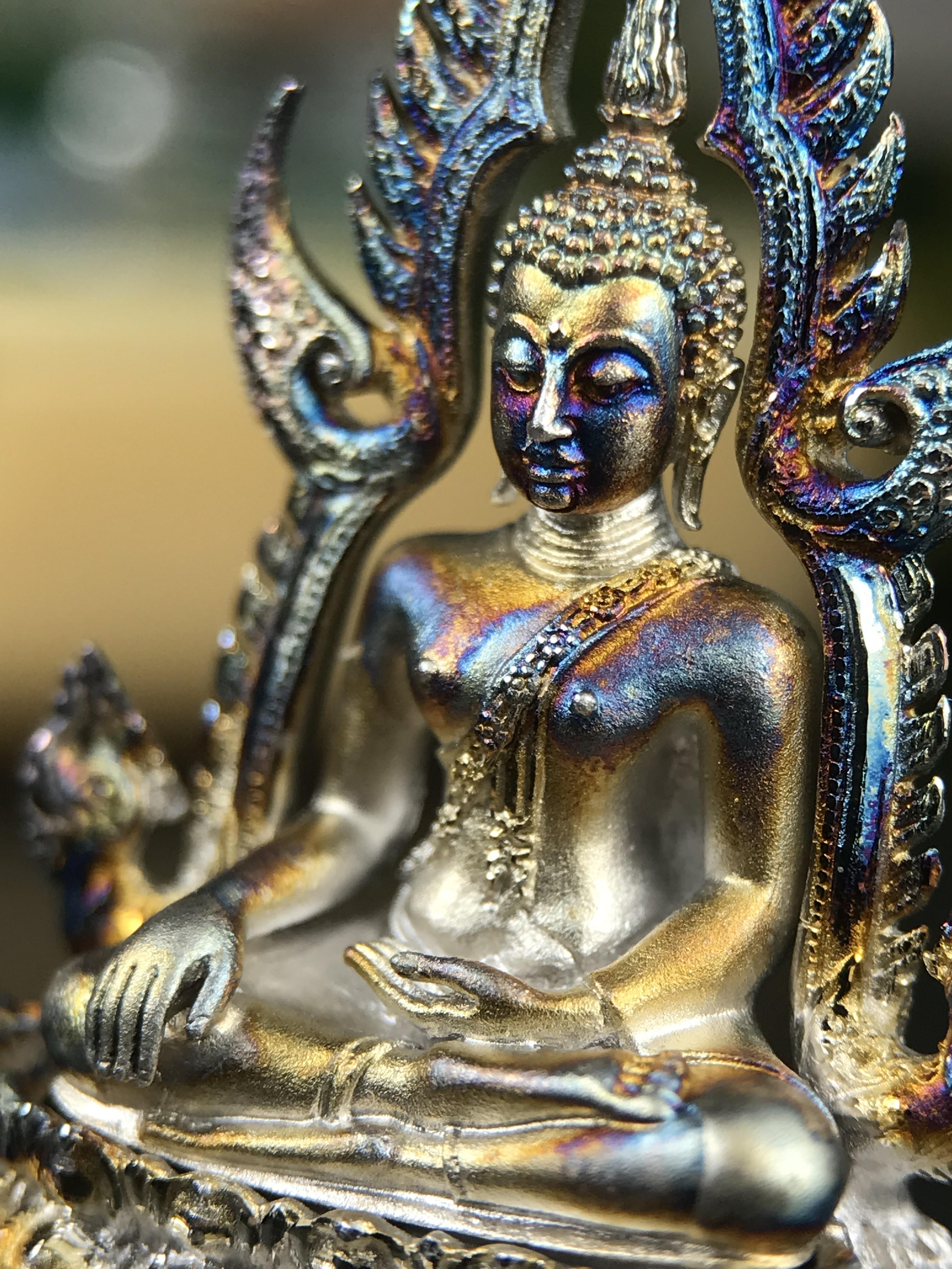 พระพุทธชินราช ภปร. 84 พรรษา ปี 2554 พิมพ์กลางขนาดหน้าตัก 1/2 นิ้ว(สูง 3.8 ซม.) เนื้อเงินชุบทองคำขาว(สภาพผิวเดิมสวย ขึ้นสีรุ้งธรรมชาติ แบบนิยม สวยมาก) (พระราชทานมวลสาร จิตรลดาและเส้นพระเจ้า(เส้นผม)รัชกาลที่9)พุทธศิลป์ทรงคุณค่าอีกหนึ่งรุ่นยอดนิยม