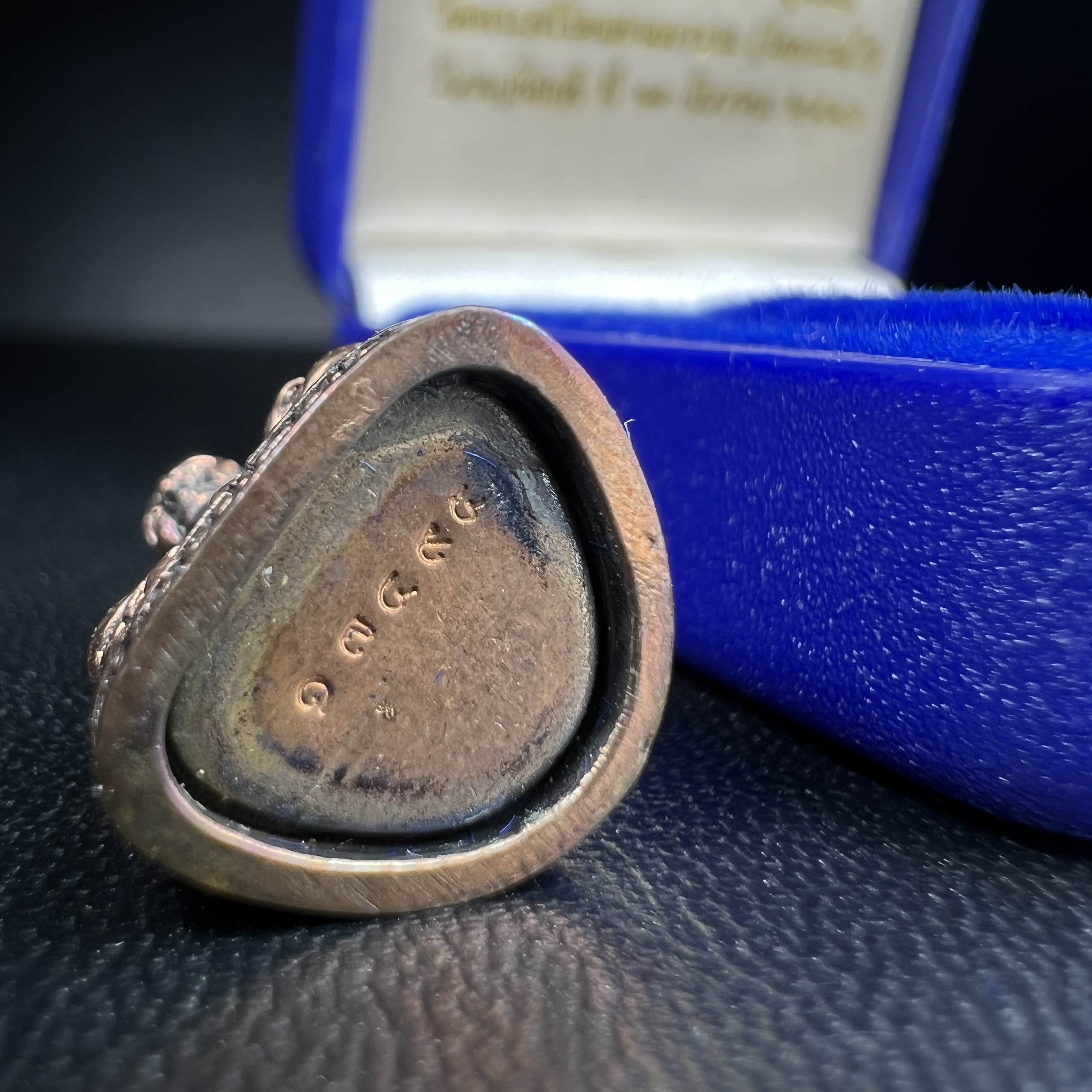 รูปเหมือนหล่อลอยองค์หลวงปู่ทวด รุ่น 111ปี กระทรวงกลาโหม เนื้อนวโลหะรมดำ-ปัดเงา ปี2540 พิธีใหญ่ สภาพสวย เข้มขลัง นิยม พร้อมกล่องบรรจุเดิม