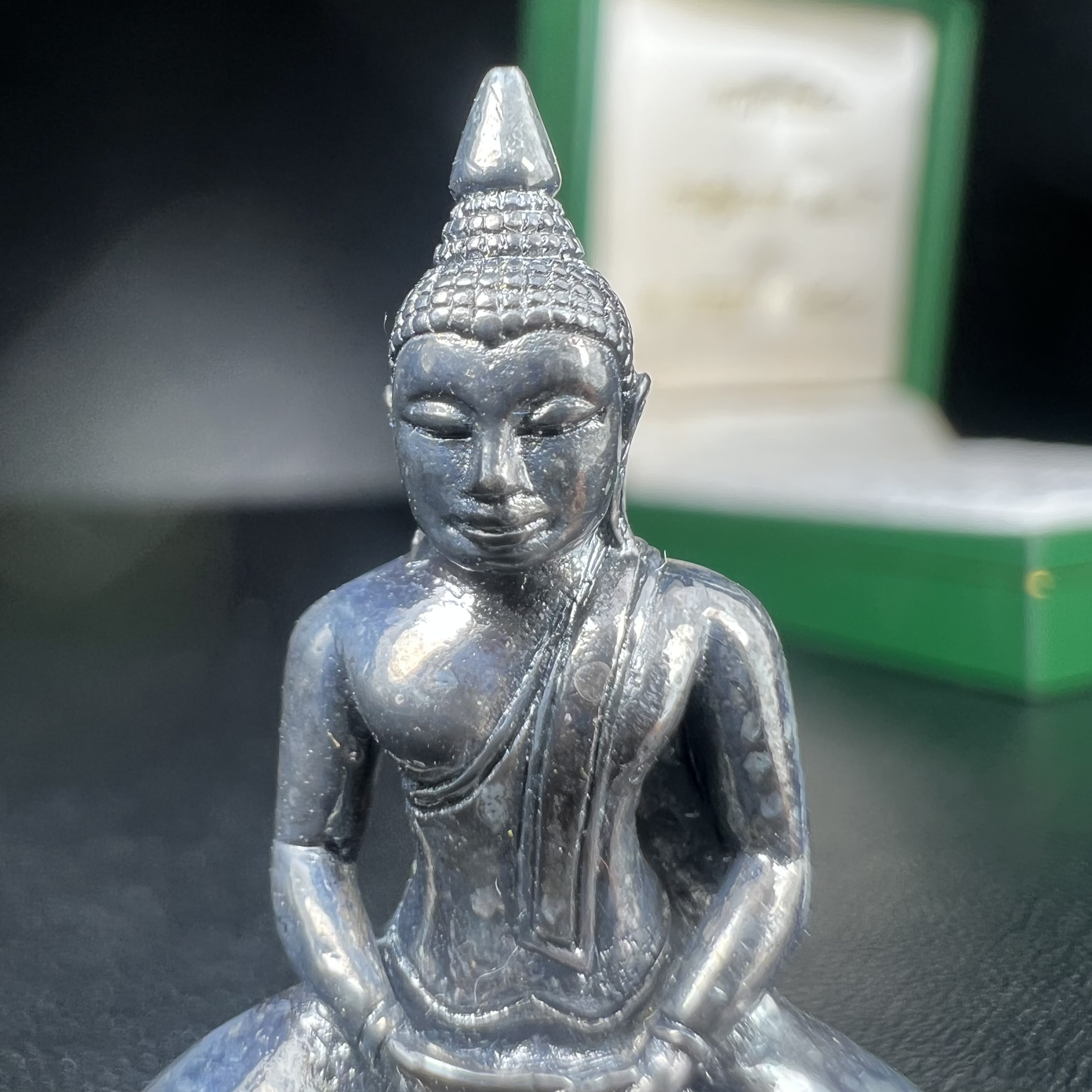 พระพุทธโสธร รุ่น กศก. 120 ปี เนื่องในโอกาสครบ 120 ปี กรมศุลกากร กระทรวงการคลัง จัดสร้าง ปี 2537 เนื้อเงินบริสุทธิ์ 99.9% ผิวขัดเงาลงดำ(งานบริษัท แพรนด้า จิวเวลรี่)สวยงดงาม ทรงคุณค่า