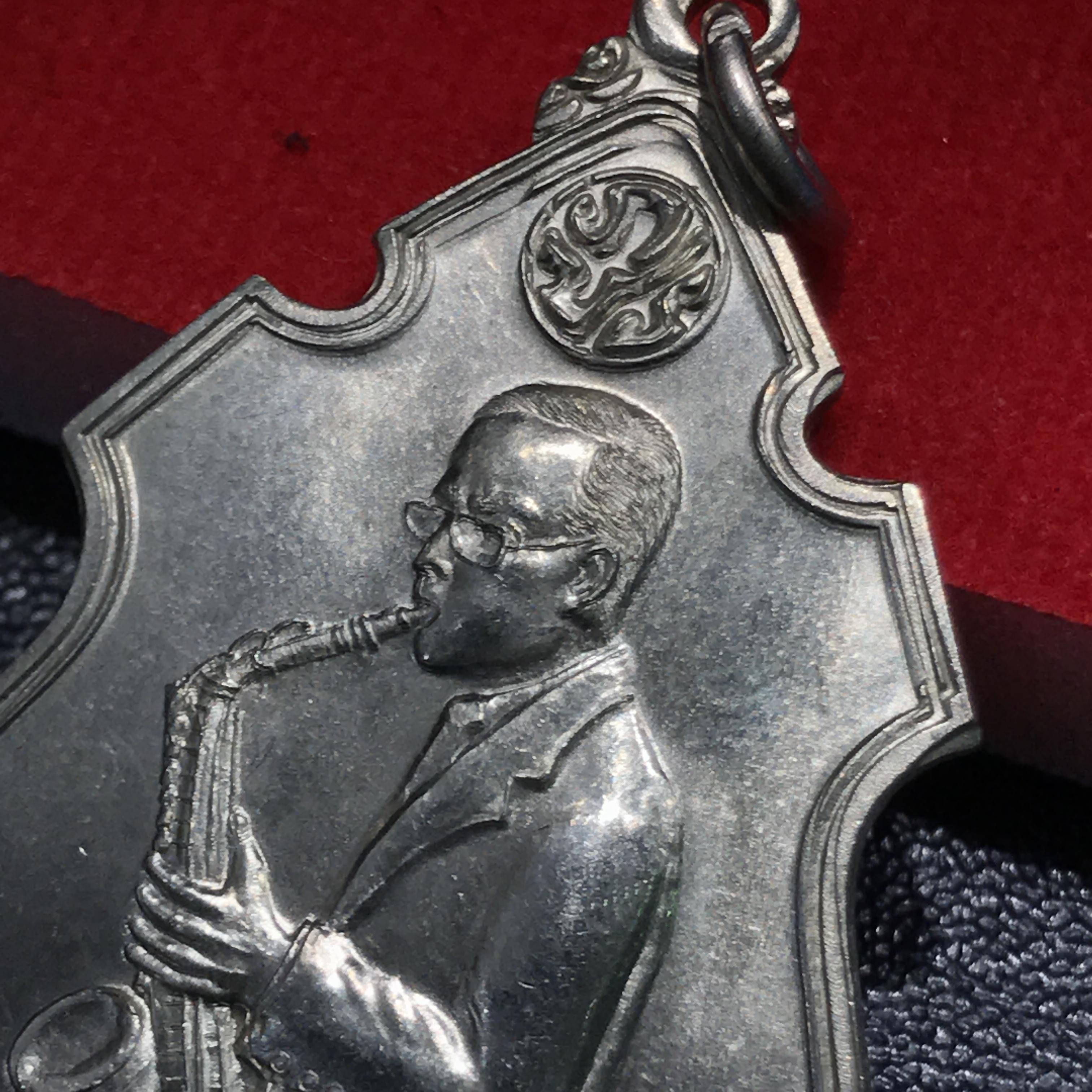 เหรียญครอบครูช่างหลวง(ในหลวงทรงดนตรี) เนื้ออัลปาก้า(หายาก)