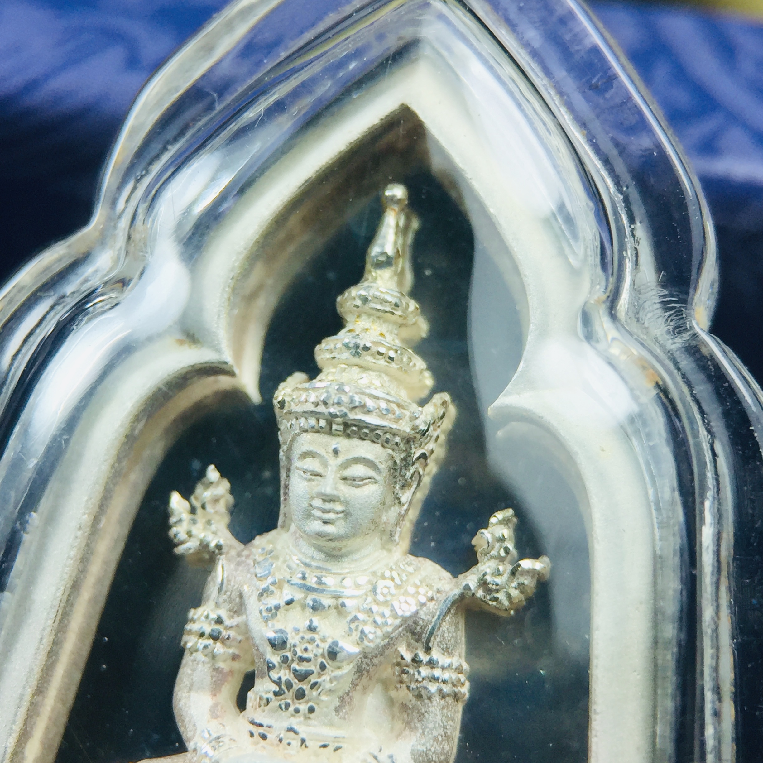 พระแก้วมรกต ภปร. ปี2547 จัดสร้างโดย รพ.ภูมิพลฯ เนื้อเงิน เหรียญทรงซุ้ม งดงามทรงคุณค่าอีกหนึ่งรุ่นยอดนิยม หายาก(1ใน3000องค์)