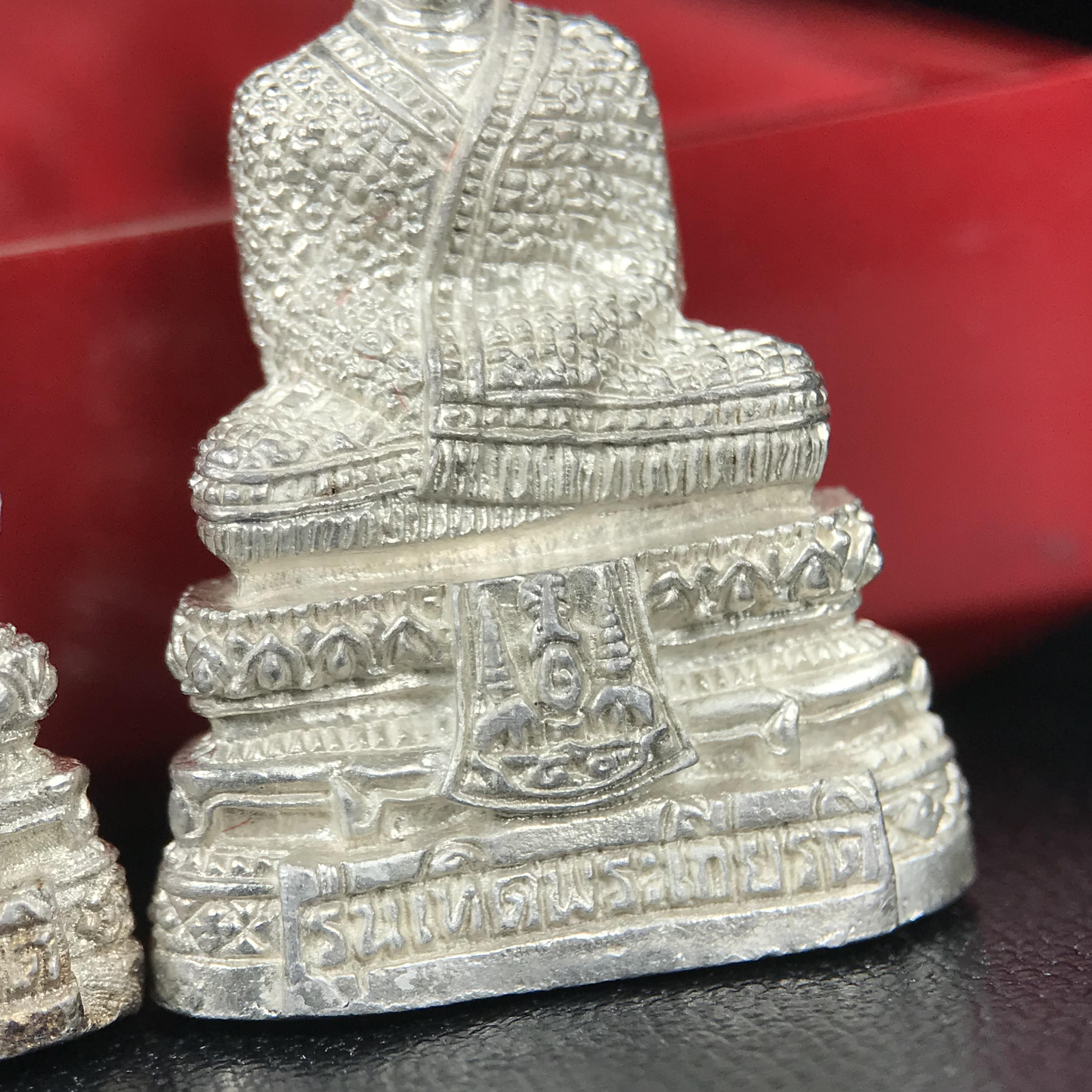 พระแก้วมรกต รุ่นเทิดพระเกียรติ พิธีมหาพุทธาภิเษก ณ.วัดพระศรีรัตนศาสดาราม(วัดพระแก้ว) วันเสาร์ที่ 26 เม .ย. 2540 (พิธีใหญ่เสาร์ห้า) ชุด 3 ฤดู (1 ชุด 3 องค์)เนื้อเงินครบชุดพร้อมกล่องบรรจุเดิม***เนื้อเงินหายากพบเจอน้อย***(หลวงพ่อ รวย เพิ่ม พูน ร่วมเสก)