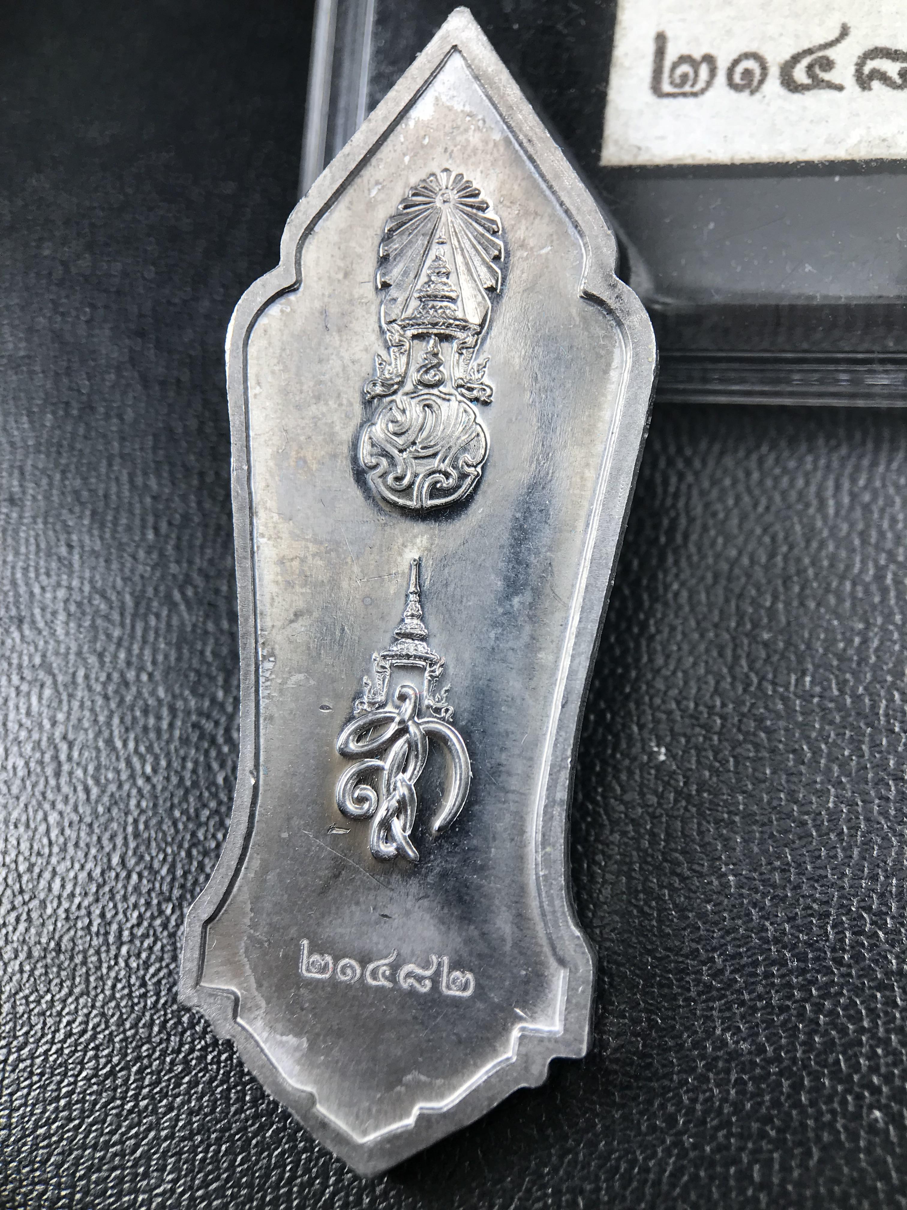 เหรียญที่ระลึกพระพุทธเมตตาประชาไทยไตรโลกนาถคันธารราฐอนุสรณ์ หลัง ภปร. และ สก. วัดทิพย์สุคนธาราม จ.กาญจนบุรี ปี 2558 เนื้อชิน(ตะกั่ว) ขนาดสูง 4.6 ซม. ที่ระลึก ร.9 พระชนมพรรษาครบ 7 รอบ และ สมเด็จพระราชินี พระชนมพรรษา 80 พรรษา พิธีใหญ่