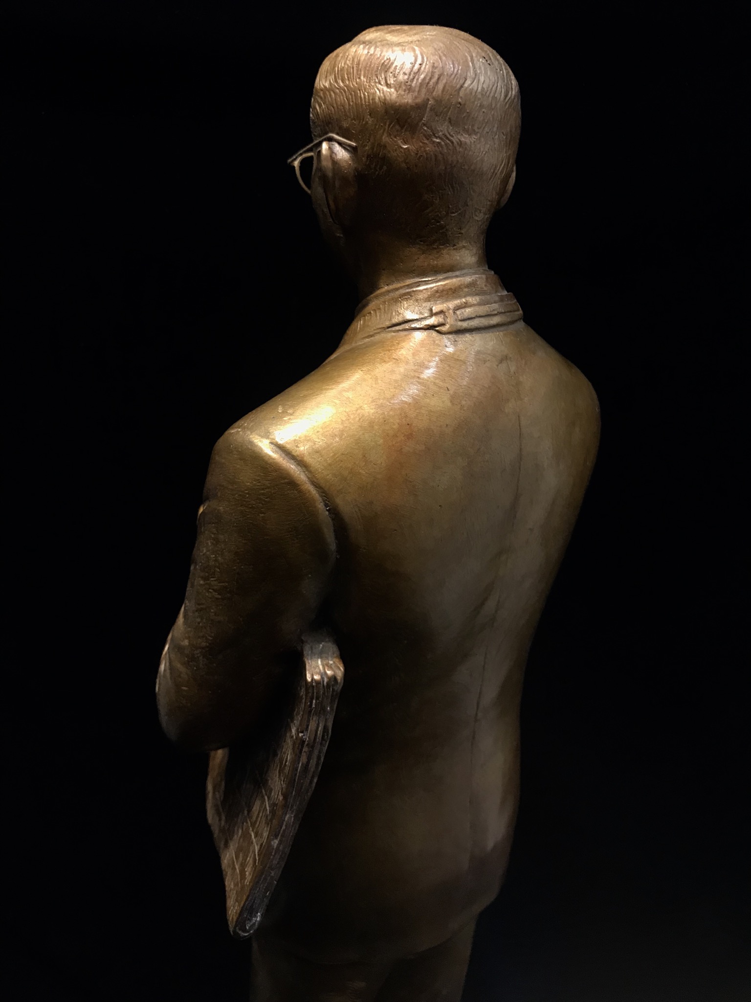 รูปหล่อพระบรมรูปพระบาทสมเด็จพระเจ้าอยู่หัว “ทรงงาน” เนื่องในโอกาสเฉลิมพระชนมพรรษา 86 พรรษา 5 ธันวาคม 2556 (ในหลวงท่านทรงดำริให้จัดสร้าง และ ตรวจงานด้วยพระองค์เอง)