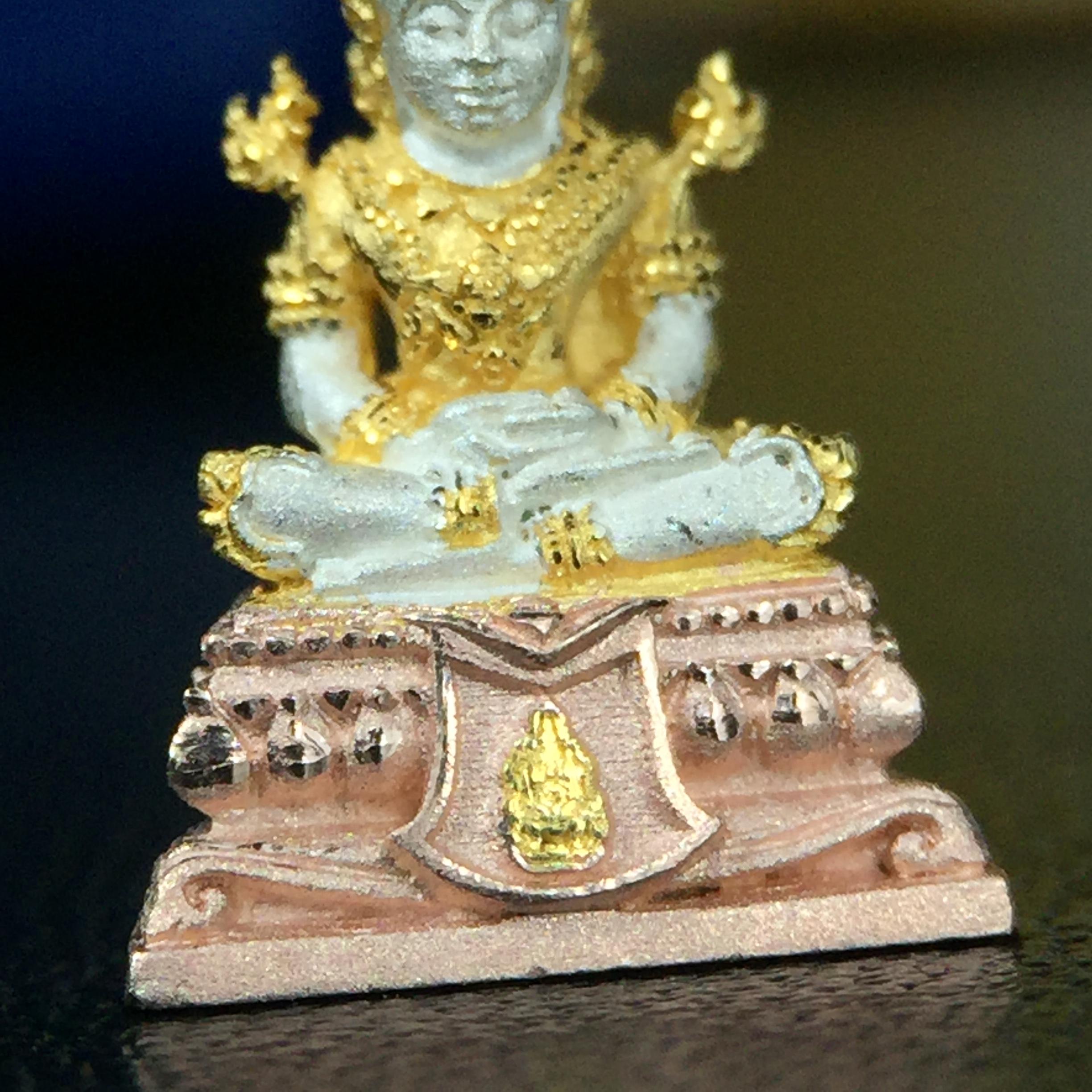 พระแก้วมรกต(จำลอง)ลอยองค์ ขนาดหน้าตัก 1/4 นิ้ว ทรงเครื่องฤดูร้อน เนื้อเงินสามกษัตริย์ ตราสัญลักษณ์ฉลองสิริราชสมบัติครบ 60 ปี พ.ศ.2549(สภาพสวย ครบ สมบูรณ์)