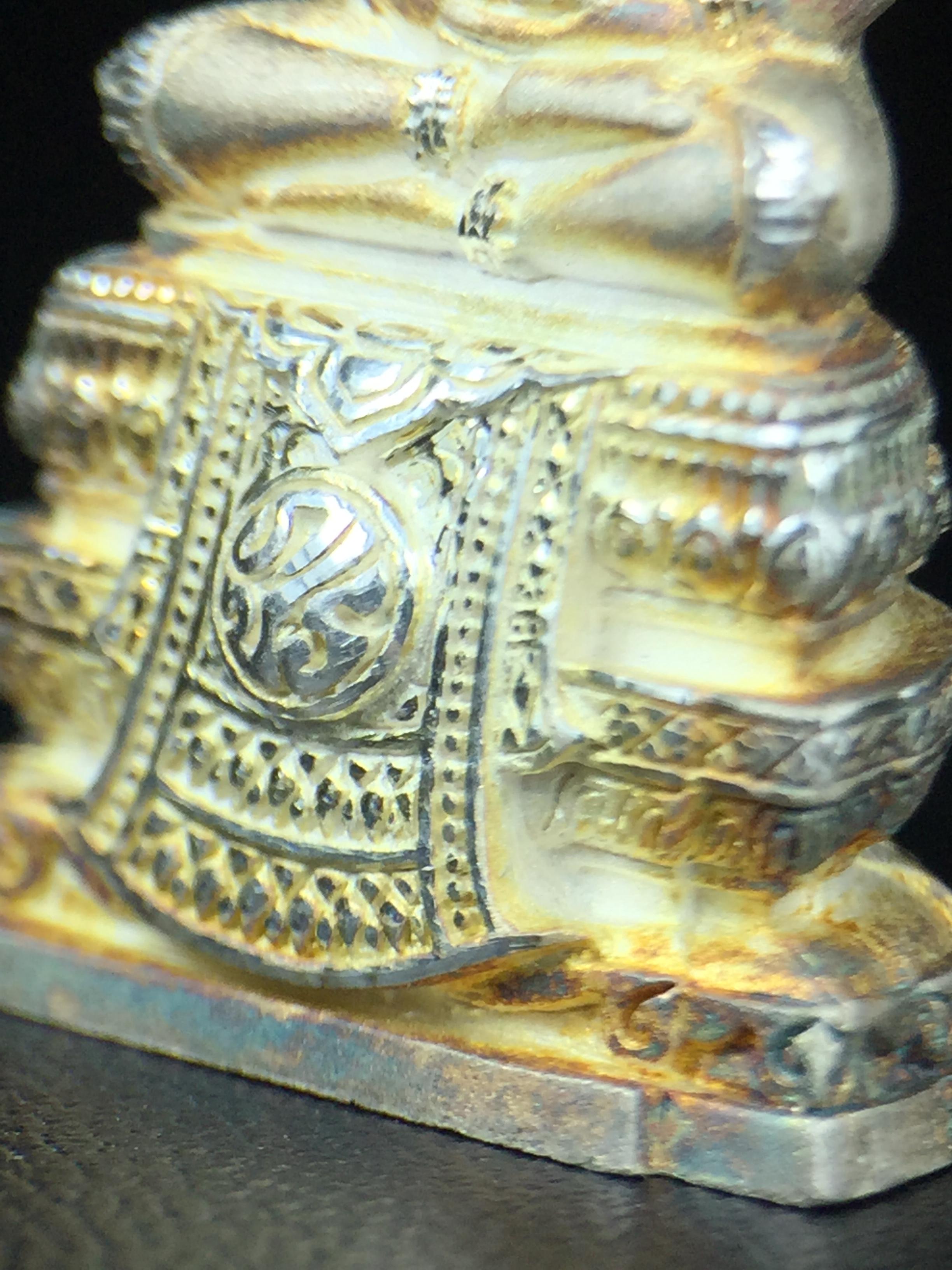 พระแก้วมรกต ภปร. ปี2547 จัดสร้างโดย รพ.ภูมิพลฯ ลอยองค์ หน้าตัก 1/2 นิ้ว เนื้อเงิน(สภาพผิวเดิมขึ้นสีรุ้งธรรมชาติ แบบนิยม สวยมากๆเสน่ห์พระเนื้อเงิน สีสันที่ธรรมชาติสรรค์สร้าง) งดงามทรงคุณค่าอีกหนึ่งรุ่นยอดนิยม หายาก(1ใน3000องค์)