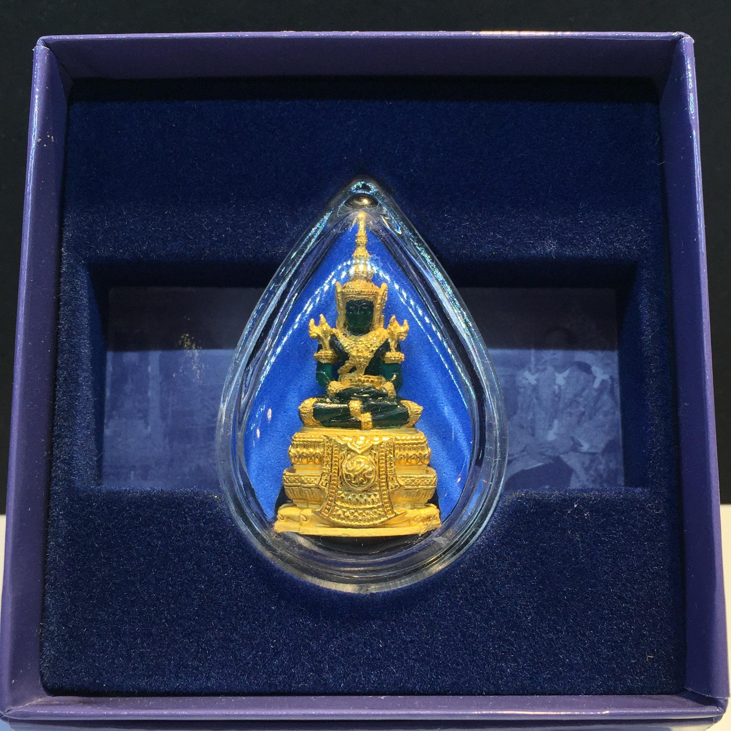 พระแก้วมรกตลอยองค์ ภปร. เนื้อเรซิ่นหุ้มทองคำ หน้าตัก 1/2 นิ้ว จัดสร้างโดยรพ.ภูมิพลฯ ปี2547