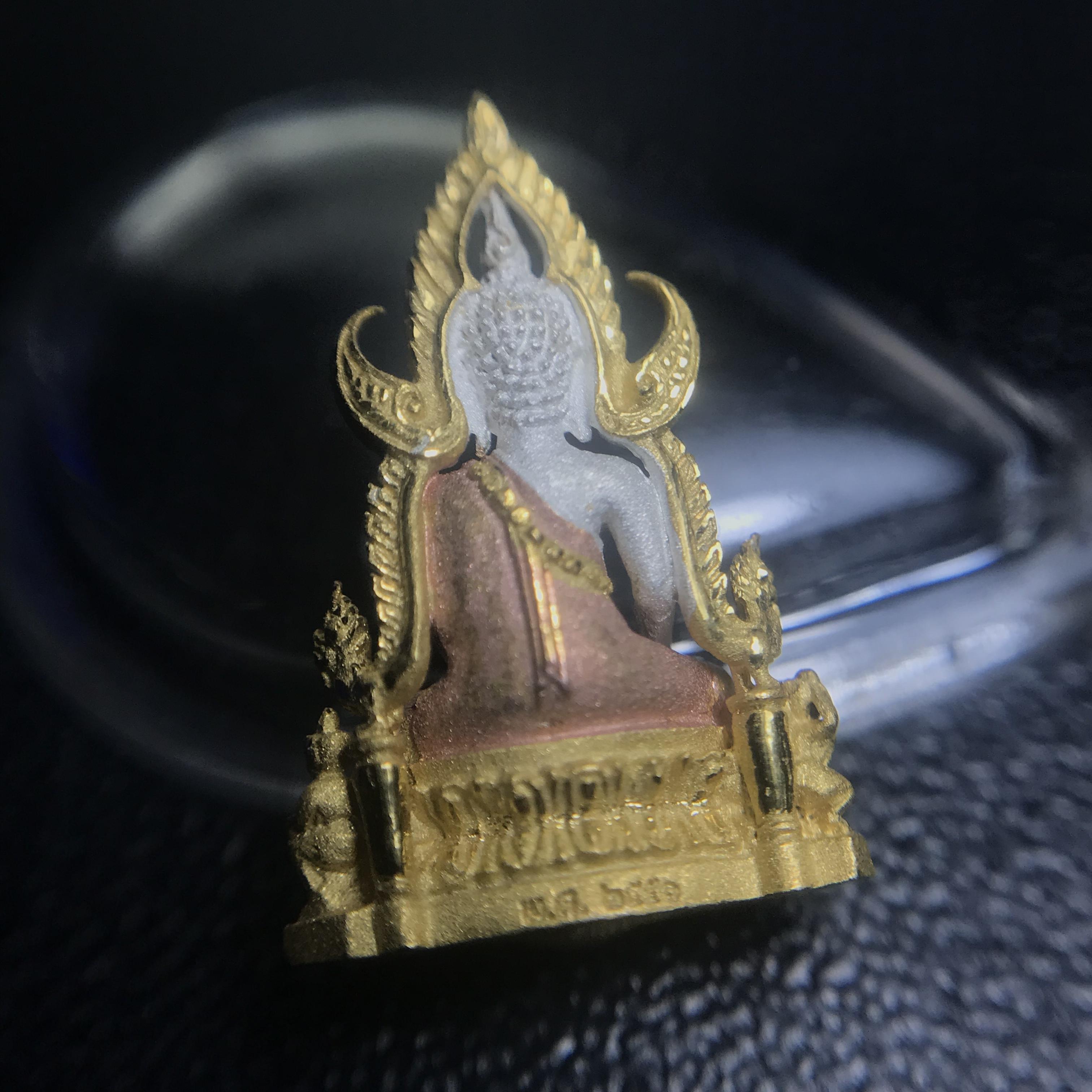 พระพุทธชินราช ภปร. โครงการ เพราะแผ่นดินนี้คือแผ่นดินเกิด เนื้อเงินชุบสามกษัตริย์ ปี2551 ขนาดหน้าตัก1/4นิ้ว (สวยงามหายาก)