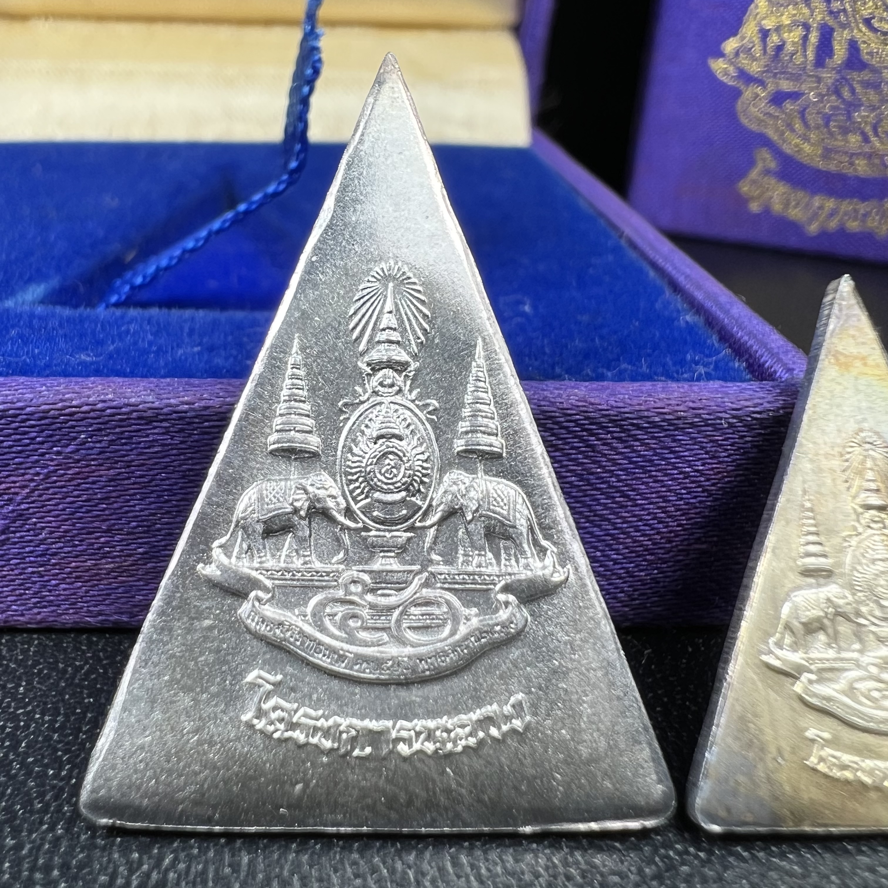 พระพุทธนวราชบพิตร พระพิมพ์จิตรลดา โครงการหลวง ปี2539 (พิมพ์ใหญ่+พิมพ์เล็ก) เนื้อเงินผิวเดิมขึ้นสีรุ่ง สวย แบบนิยมพร้อมกล่องบรรจุเดิม พิธีใหญ่ ปลุกเสกวัดพระแก้ว(1ชุด 2 องค์)
