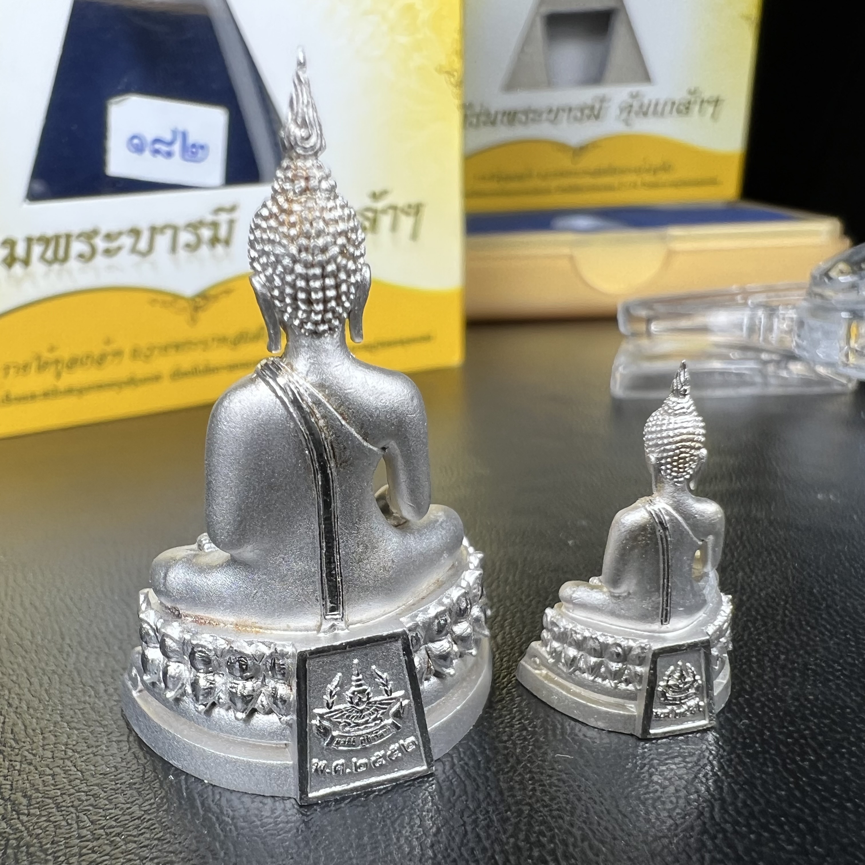 พระพุทธรูปคุ้มเกล้าฯ ภปร.(ใต้ร่มพระบารมี คุ้มเกล้า) 60ปี รพ.ภูมิพลฯ พ.ศ.2552 เนื้อเงิน ชุบทองคำขาว(ลอยองค์พิมพ์ ใหญ่+เล็ก)(1ชุด 2 พิมพ์ ครบทุกแบบที่จัดสร้าง)1 ใน 5000 ชุด ครบชุดหายาก