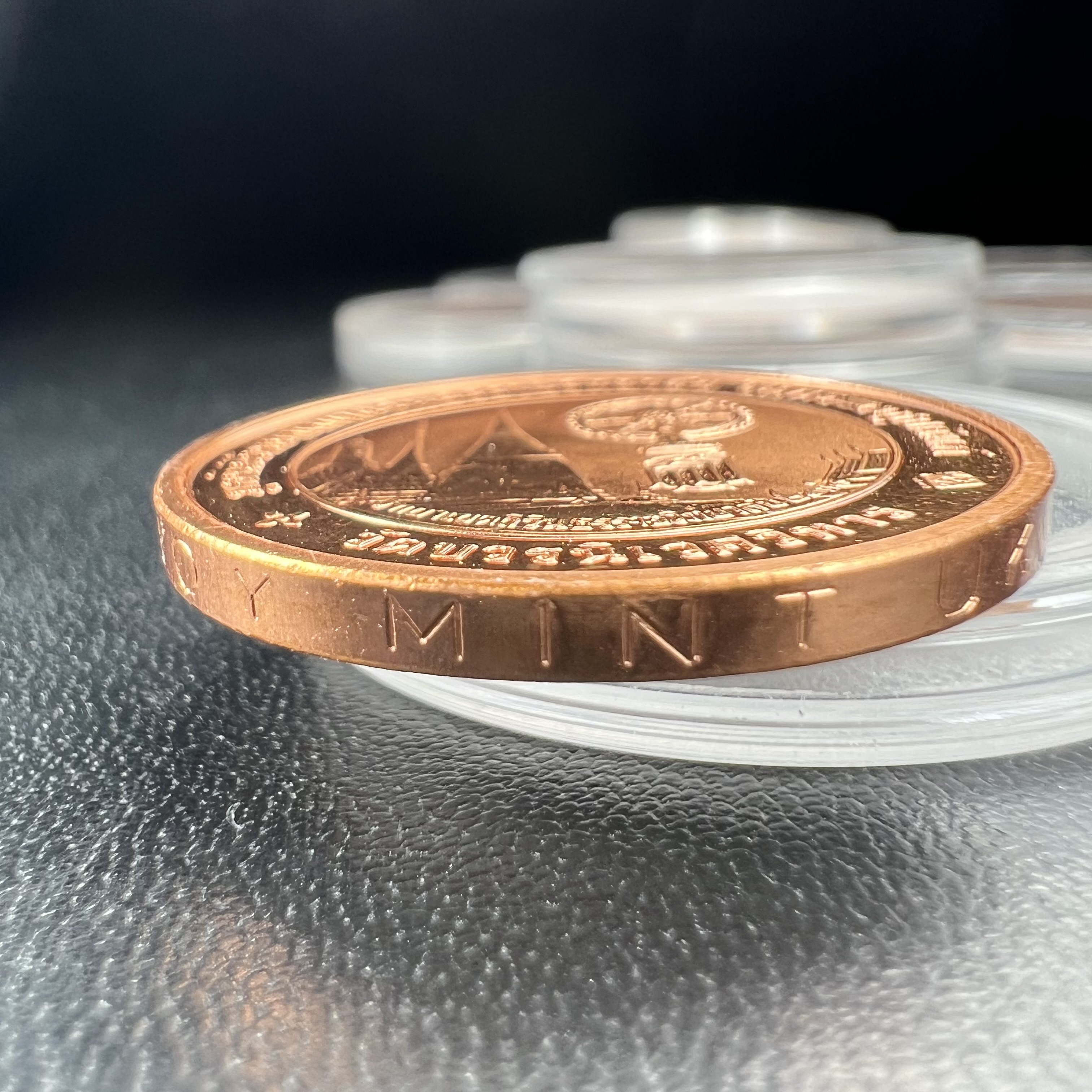 เหรียญพระแก้วมรกต ทรงเครื่องฤดูหนาว หลัง สธ.รุ่นเฉลิมพระเกียรติ ออกโดยมูลนิธิวิทยาเขตสิรินธรราชวิทยาลัย ในพระบรมราชูปถัมภ์ วัดบวรนิเวศวิหาร ปี 2538 เนื้อทองแดงบริสุทธิ์ 99.50% ขัดเงาสามมิติ ขนาด 2.7 ซม.ผลิตโดยโรงกษาปณ์ POB JOY MINT LTD.UK ประเทศอังกฤษ(เหร