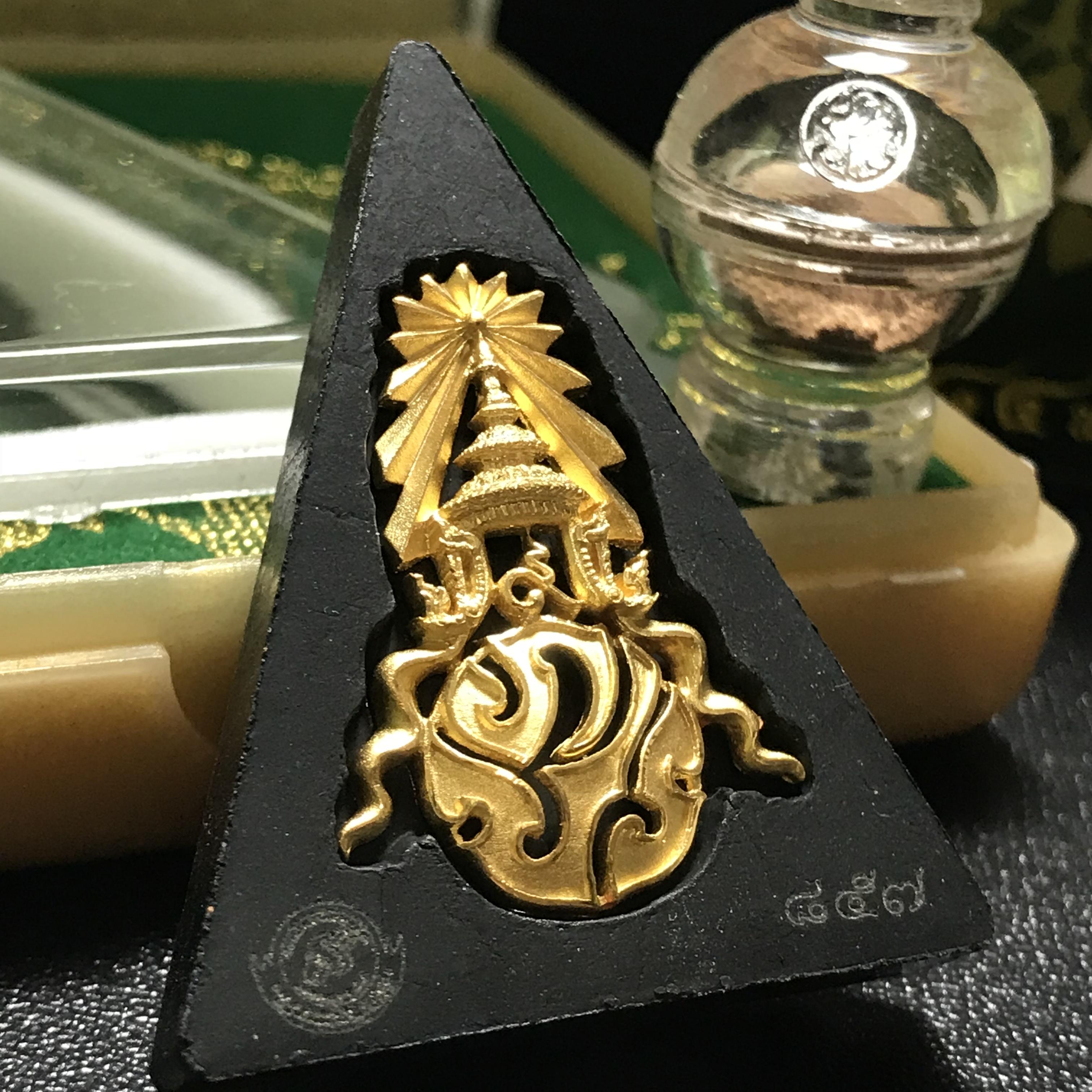 พระพุทธชินราช(จำลอง)ภปร. 84พรรษา เนื้อผงปิดทองด้านหน้า หลัง ภ.ป.ร. ทองคำ(พระราชทานมวลสาร จิตรลดาและเส้นพระเจ้า(เส้นผม))