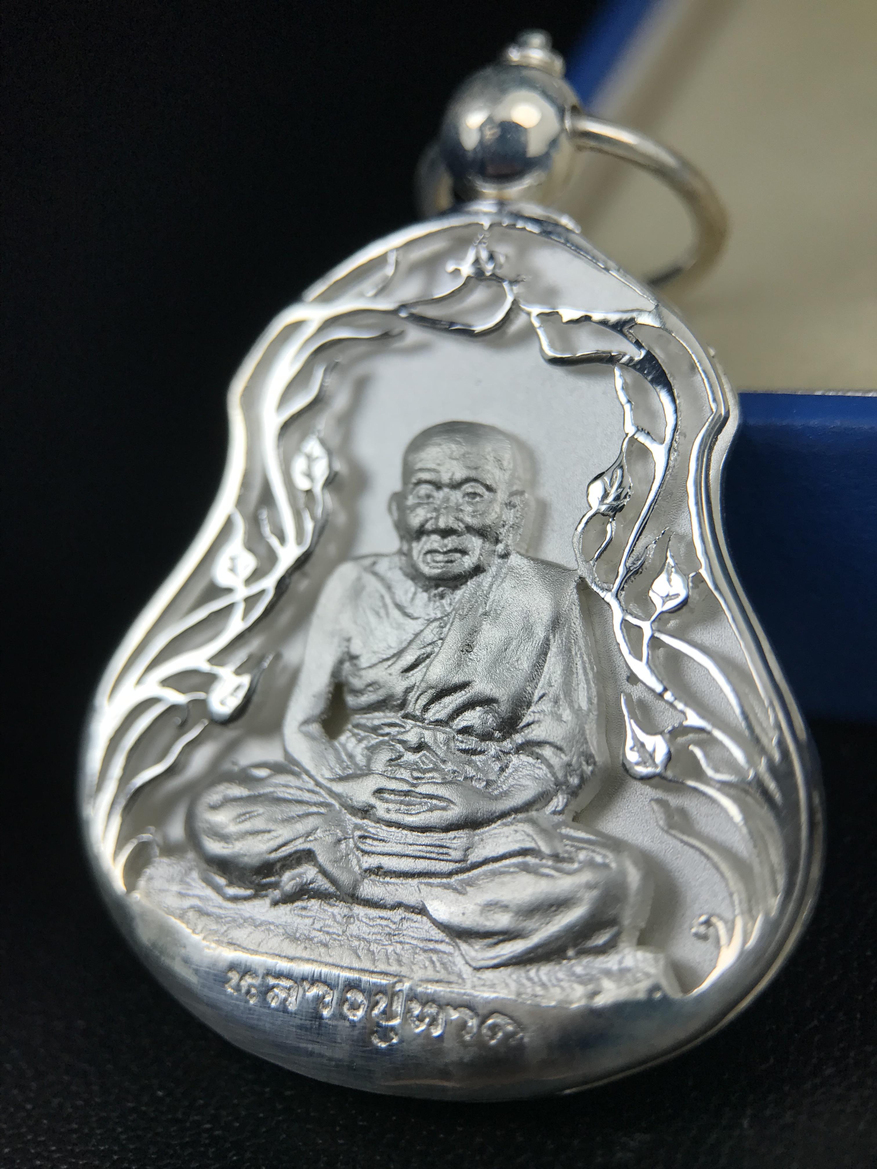 เหรียญหลวงปู่ทวด พระนามาภิไธย สก. แบบงานฉลุโบราณ(HAND MADE) ปี 2544 เนื้อเงิน(ผิวสวย) พิธีปลุกเสก ณ อุโบสถวัดช้างให้ และ พิธีมังคลาภิเษก ณ พระอุโบสถ วัดพระศรีรัตนศาสดาราม(วัดพระแก้ว) (1 ใน 2000 เหรียญ)พบเจอน้อยหายากมาก