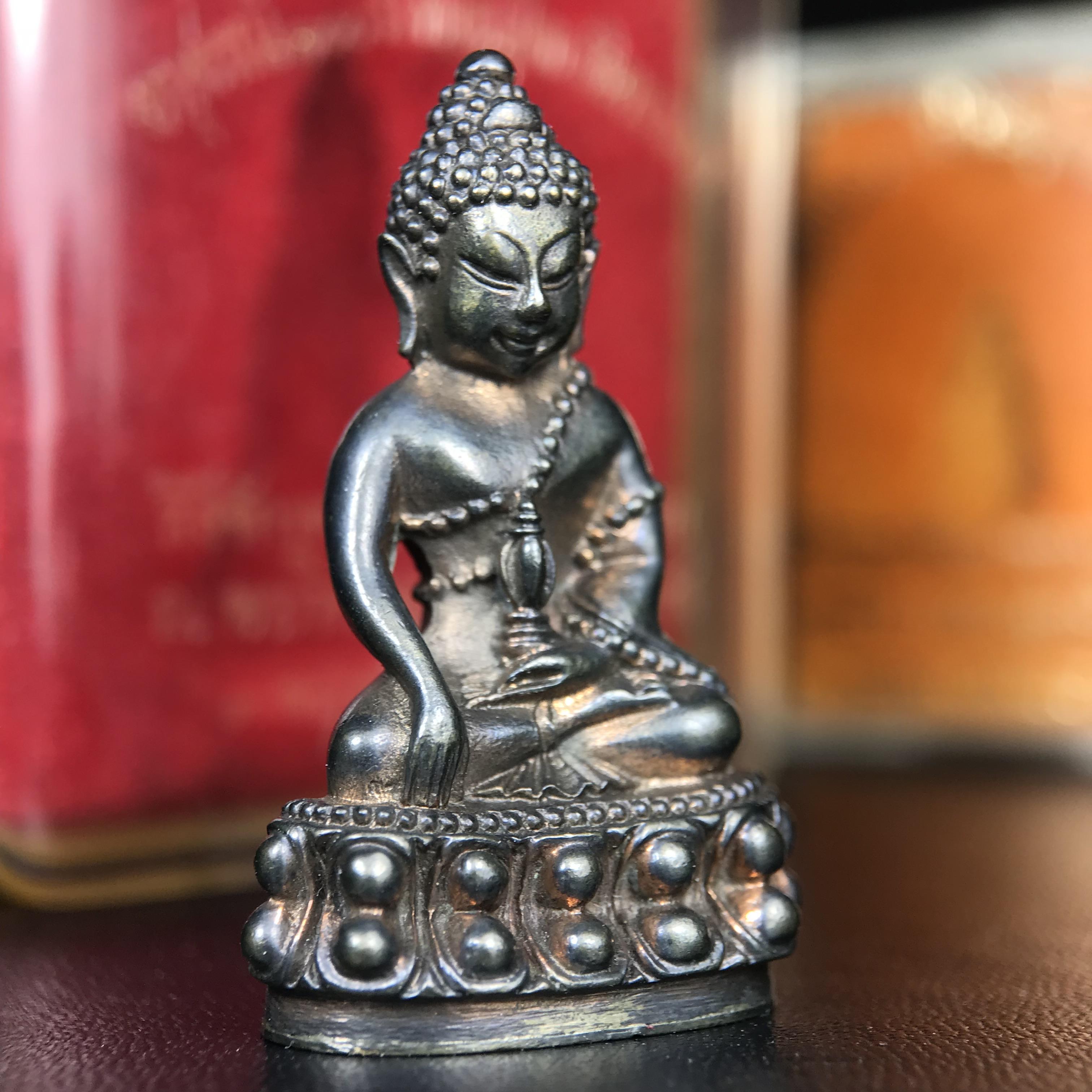 พระกริ่งนเรศวรพระองค์ดำ + พระชัยวัฒน์พระองค์ดำ อนุสรณ์ 100 ปี พิษณุโลกพิทยาคม (โรงเรียนชาย) พิธีจักรพรรดิมหาพุทธาภิเษก ปี 2542 เนื้อนวโลหะ(เต็มสูตรแก่ทองคำ) พิธีใหญ่มวลสารดีเกจิอาจารย์ยอดนิยมร่วมปลุกเสก*** ตอกโค้ดและหมายเลข*** 1 ใน 4999 องค์ ยอดนิยมหายาก