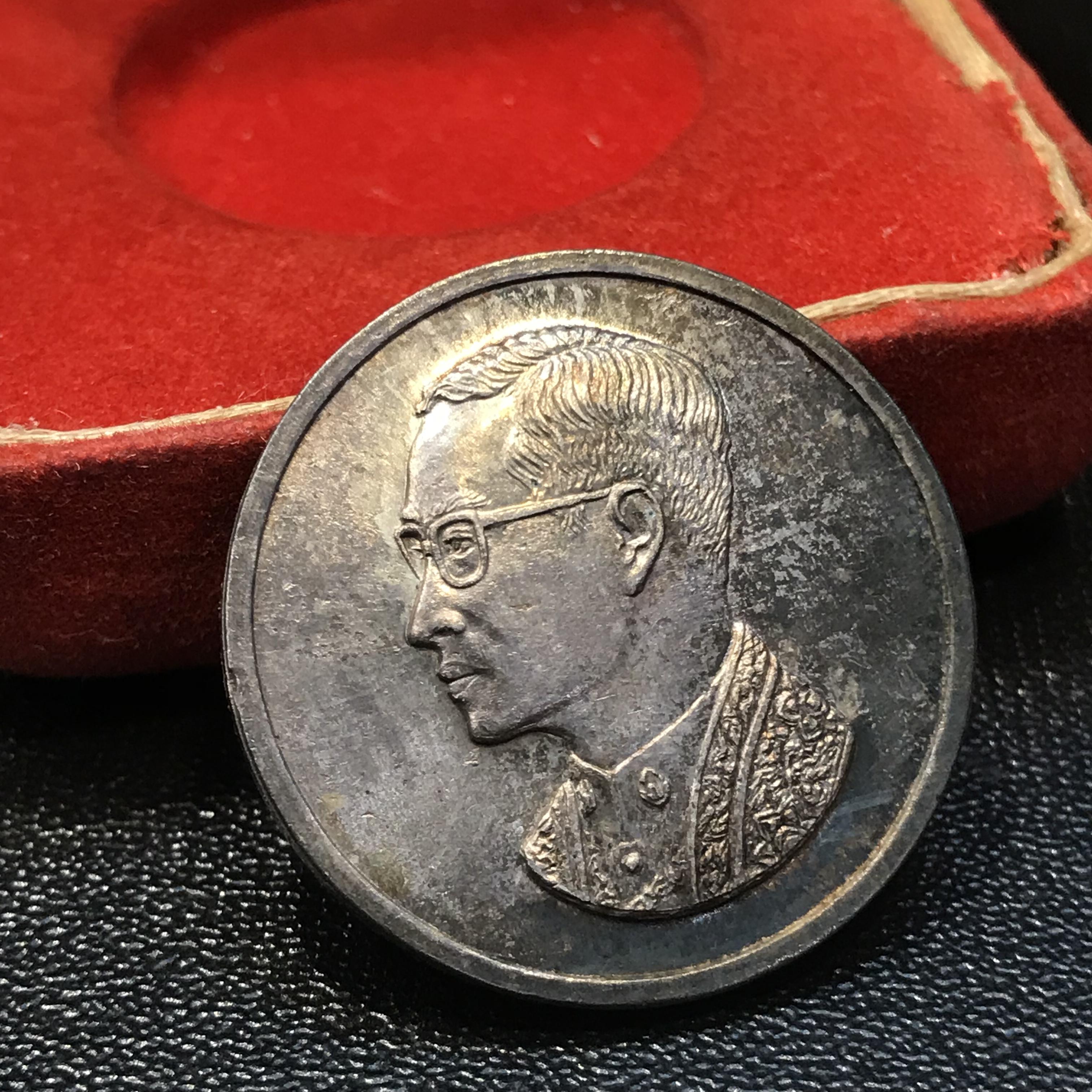 เหรียญพระบรมรูปคุ้มเกล้า รพ.ภูมิพล ปี2522 (ในหลวงเททอง) เนื้อเงิน พิมพ์ใหญ่ คัดสภาพสวยผิวเดิมพร้อมกล่องเดิมยุคแรก(หายาก)