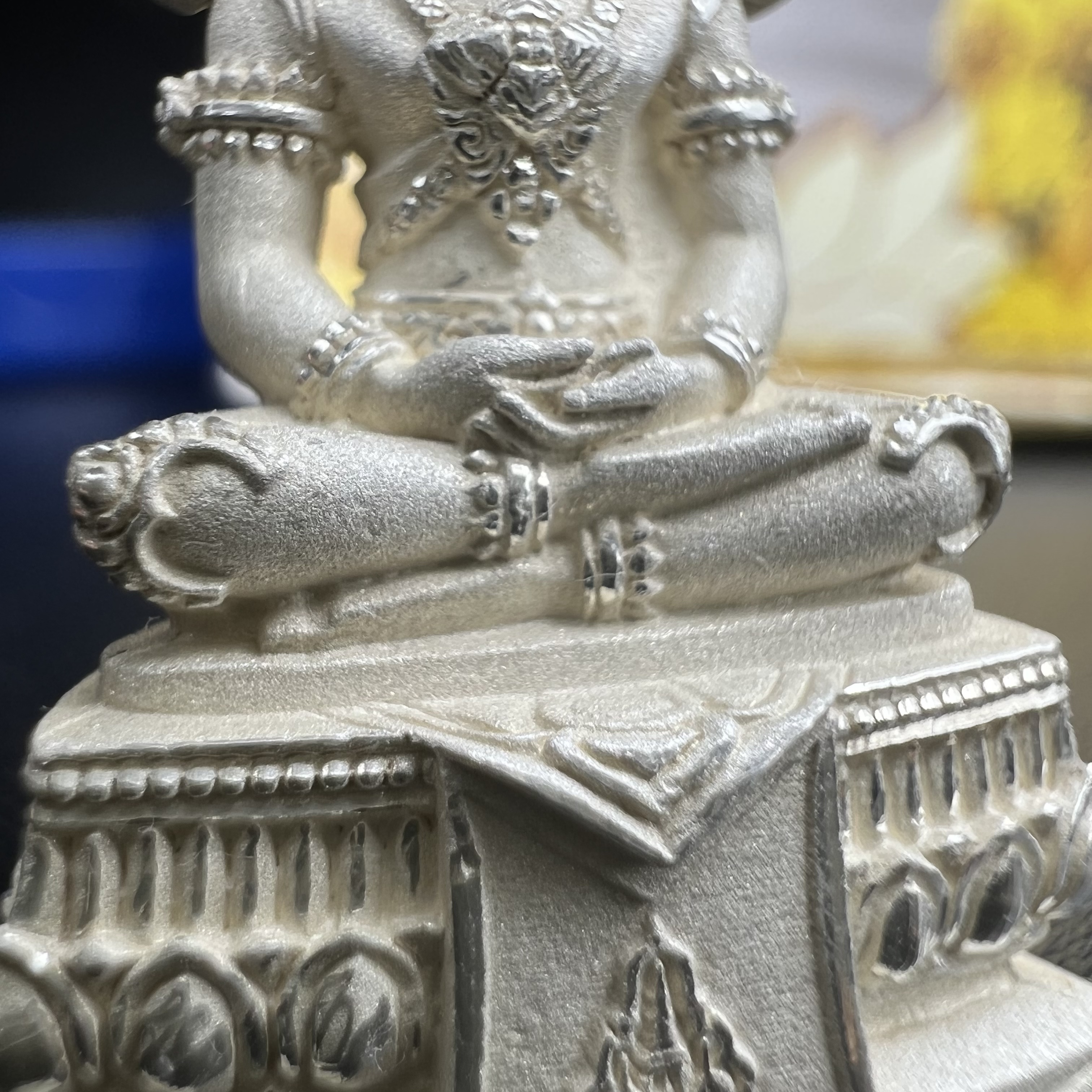 พระแก้วมรกต(จำลอง)ลอยองค์ ขนาดหน้าตัก 1/2 นิ้ว ทรงเครื่องฤดูร้อน เนื้อเงิน ตราสัญลักษณ์ฉลองสิริราชสมบัติ ครบ 60 ปี พ.ศ.2549(สภาพสวย ครบ สมบูรณ์))